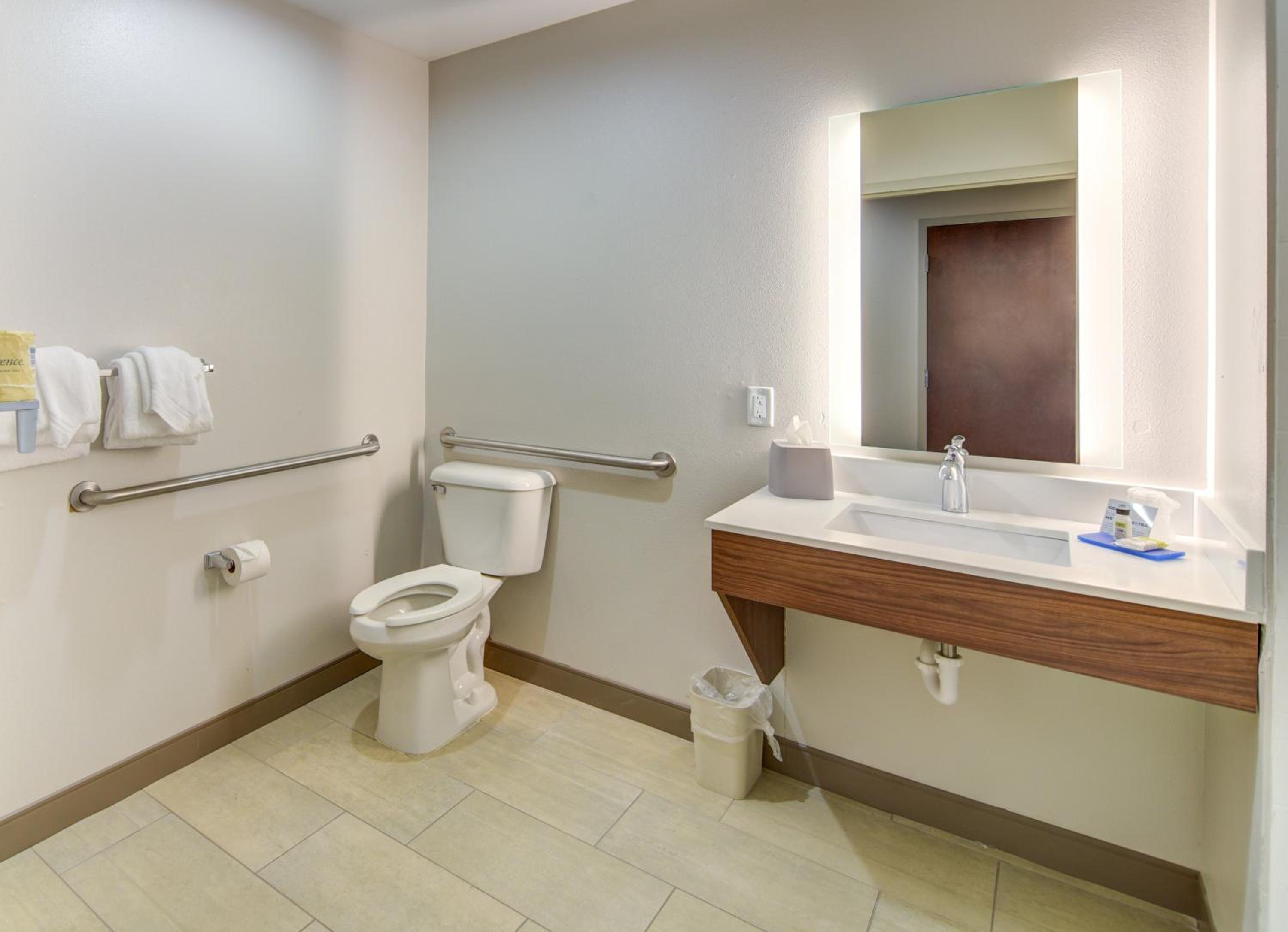 Standard King Room with Accessible Tub - Mobility Access - Photo 2