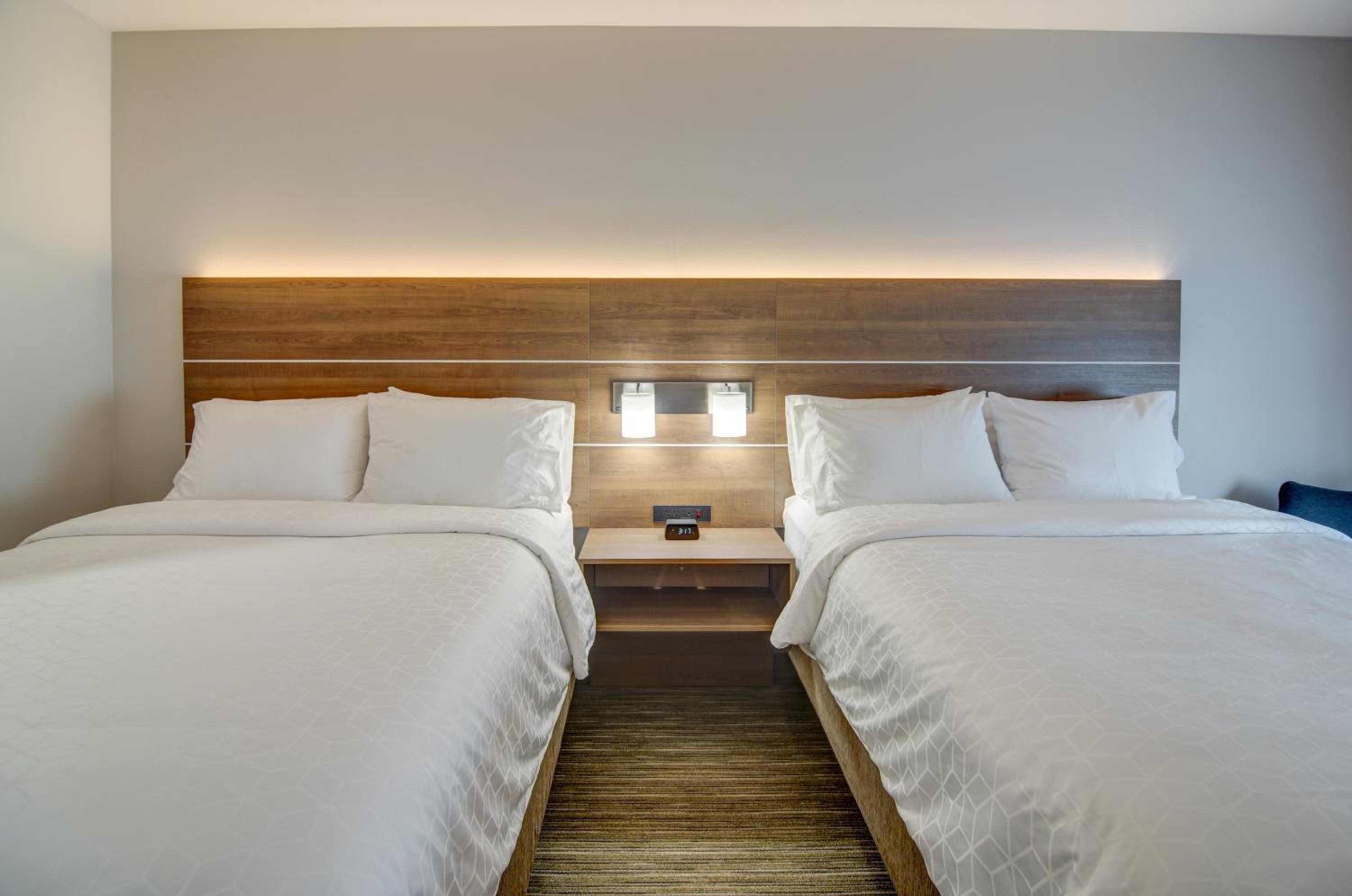 Standard Queen Room with Two Queen Beds - Photo 3