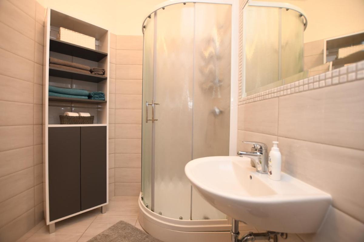 Premier Two-Bedroom Apartment with Terrace and Garden - Photo 4