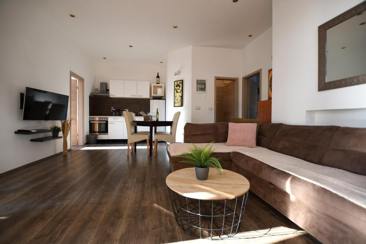 Premier Two-Bedroom Apartment with Terrace and Garden - Photo 5