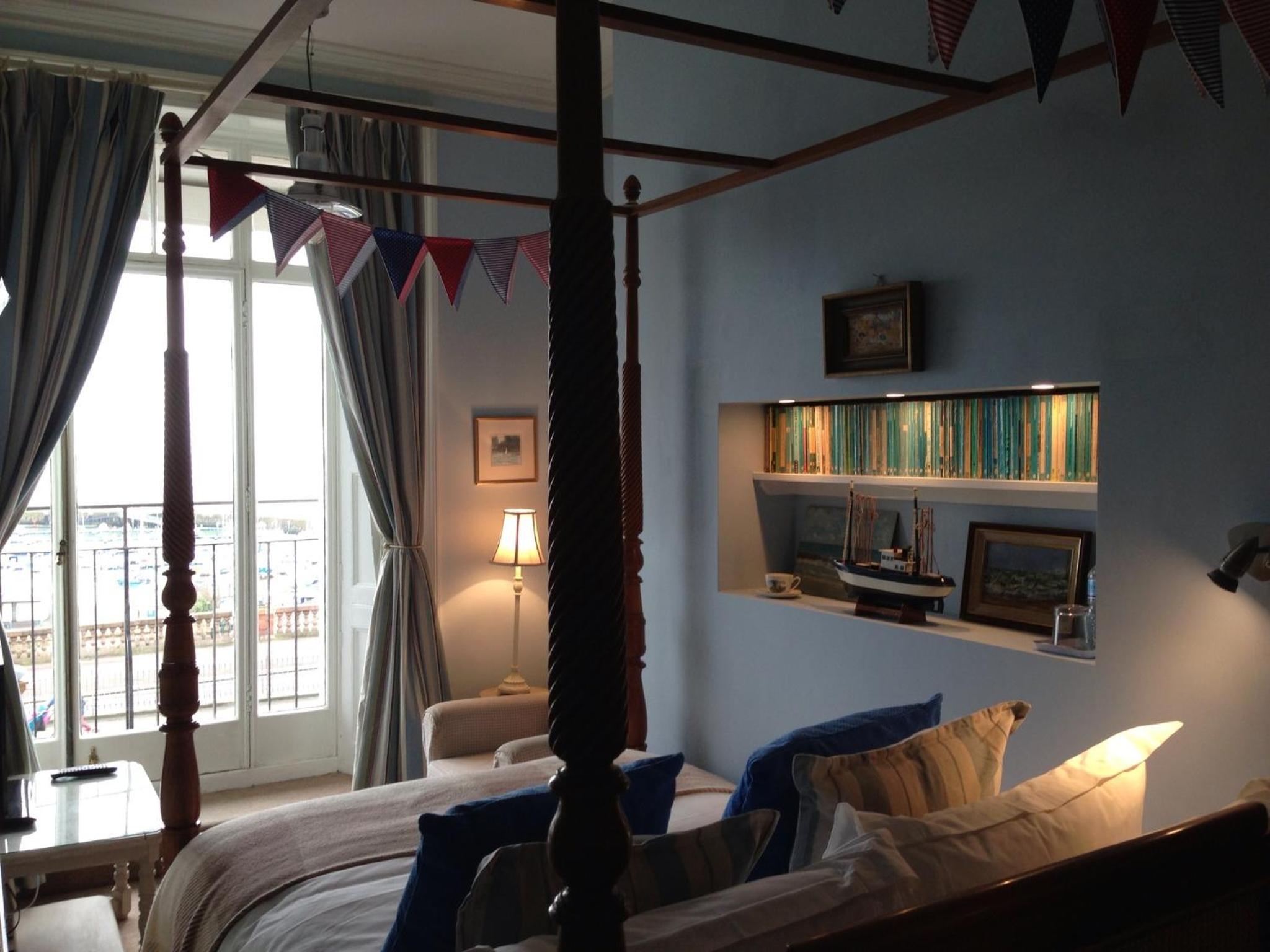 Double Room with Balcony and Sea View - Photo 8
