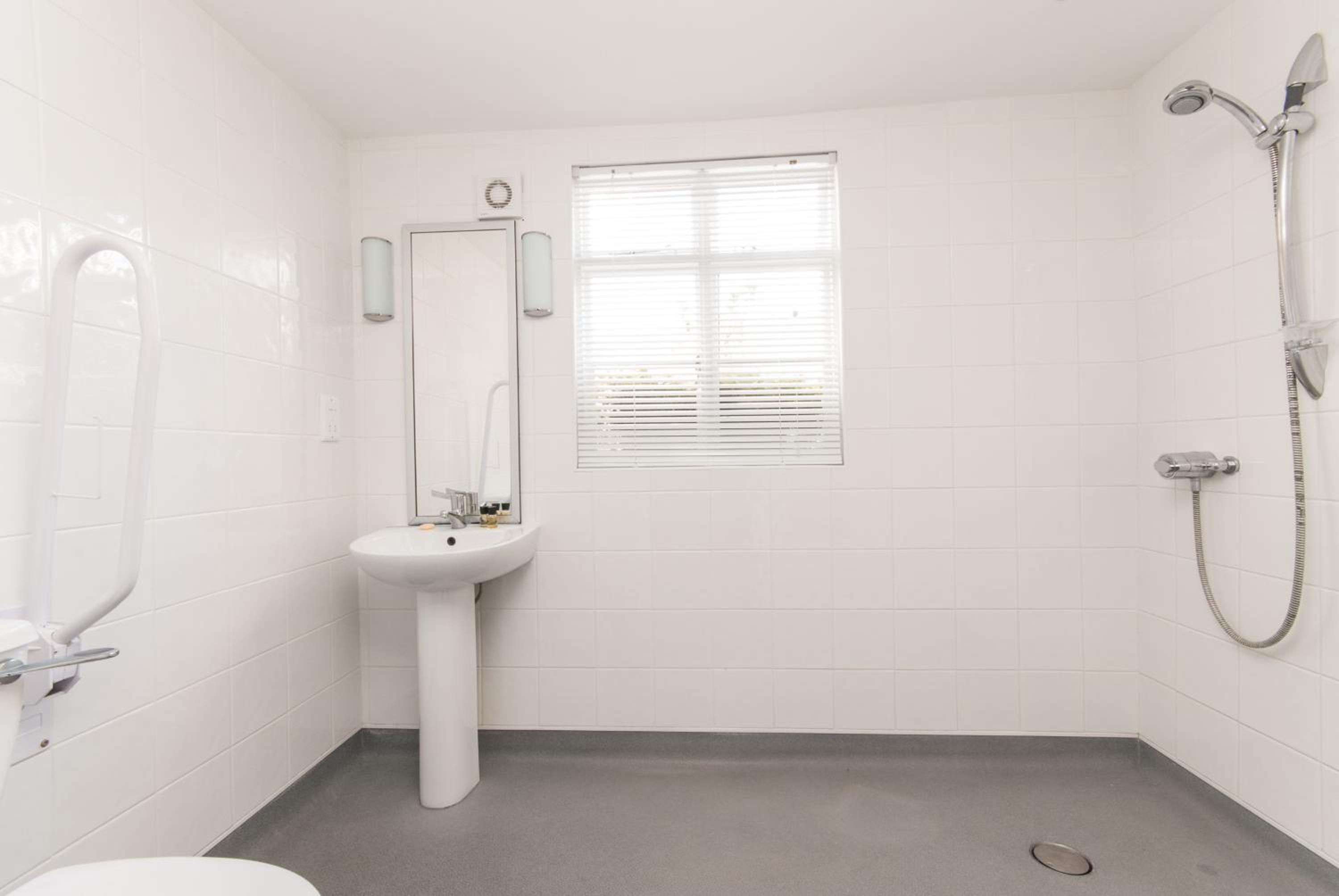 Twin Room - Disability Access photo 3