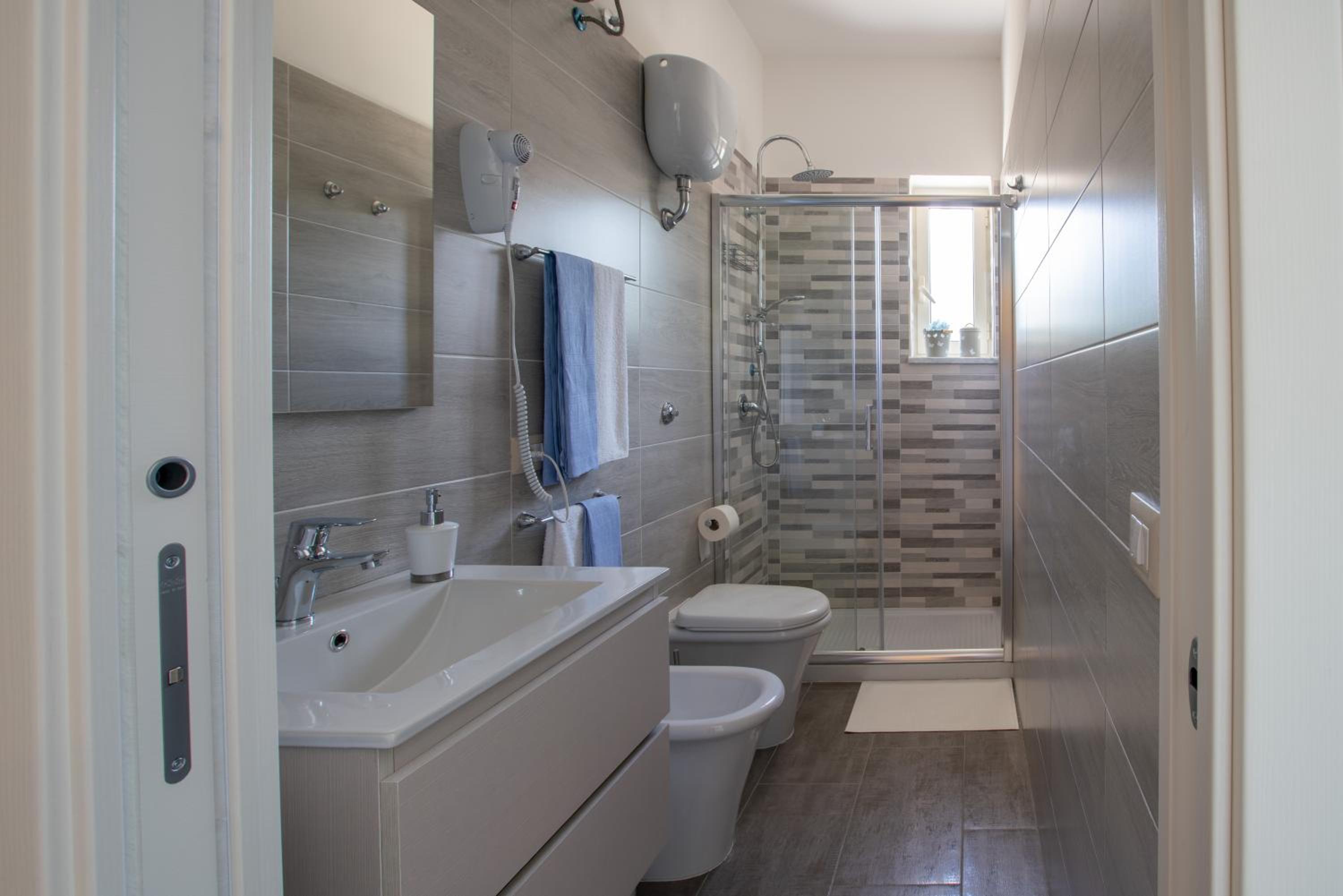 Triple Room with Private Bathroom - Photo 8