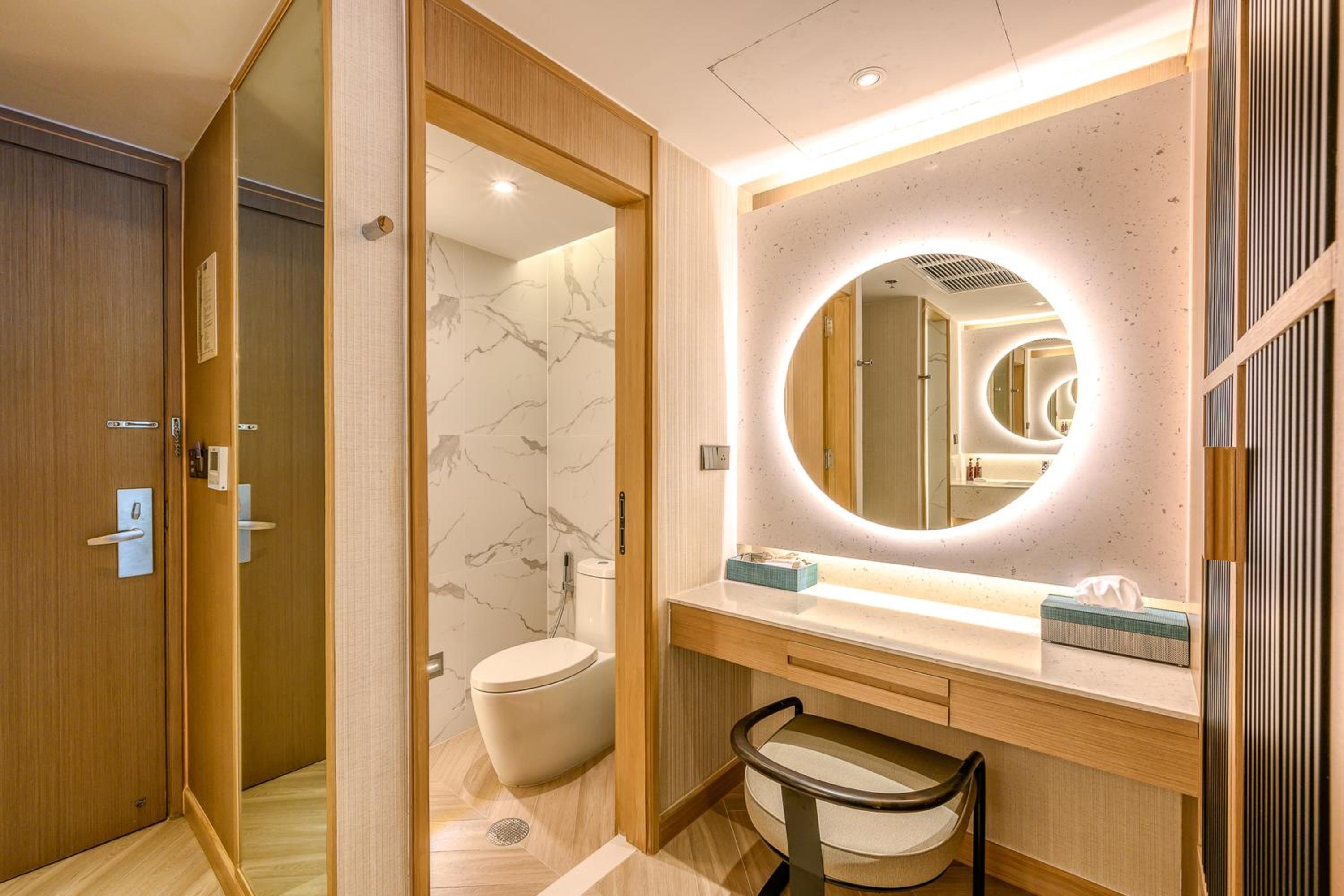 Premium King Room with Balcony and Pool View - Photo 11
