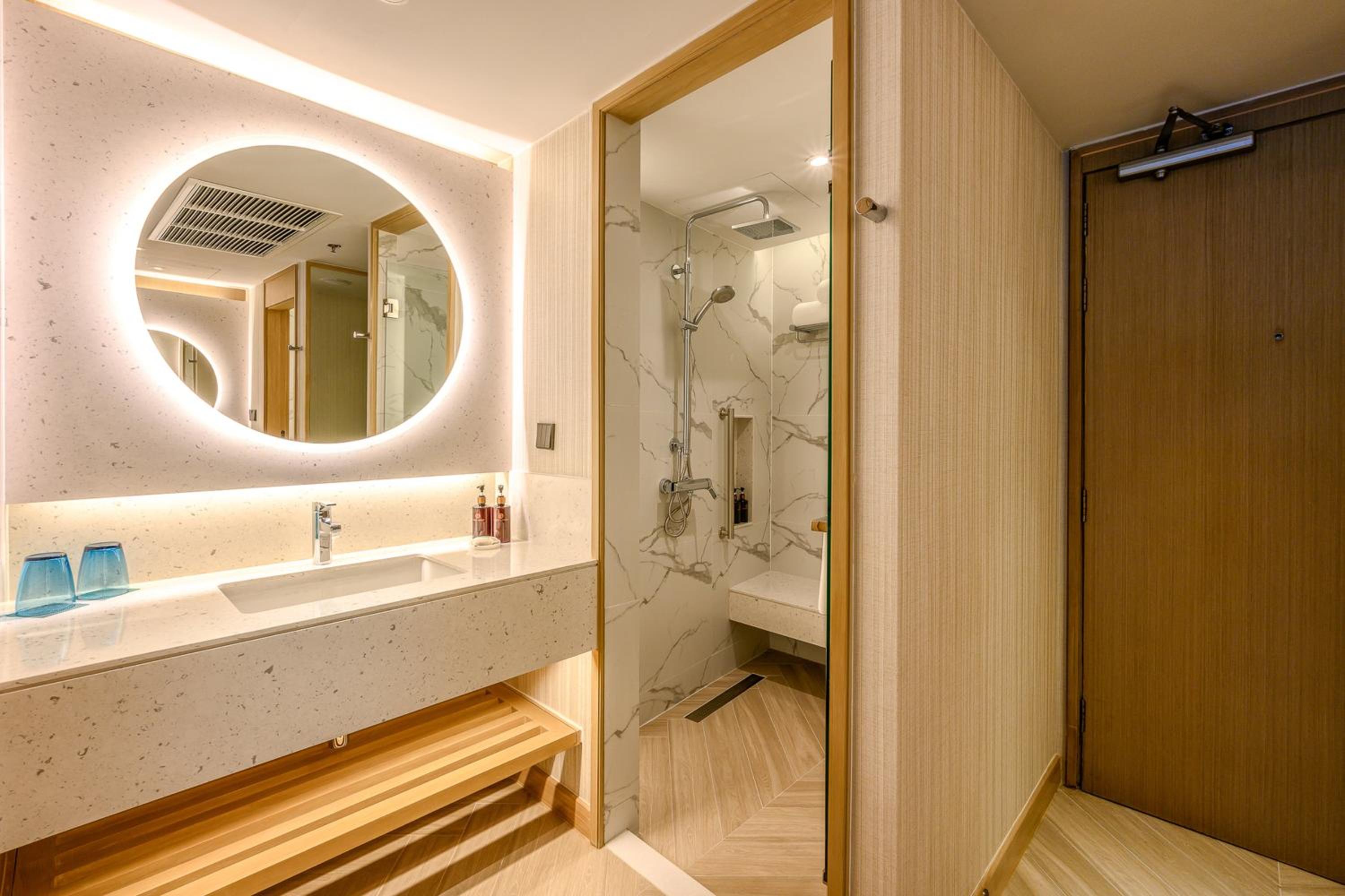 Premium King Room with Balcony and Pool View - Photo 14