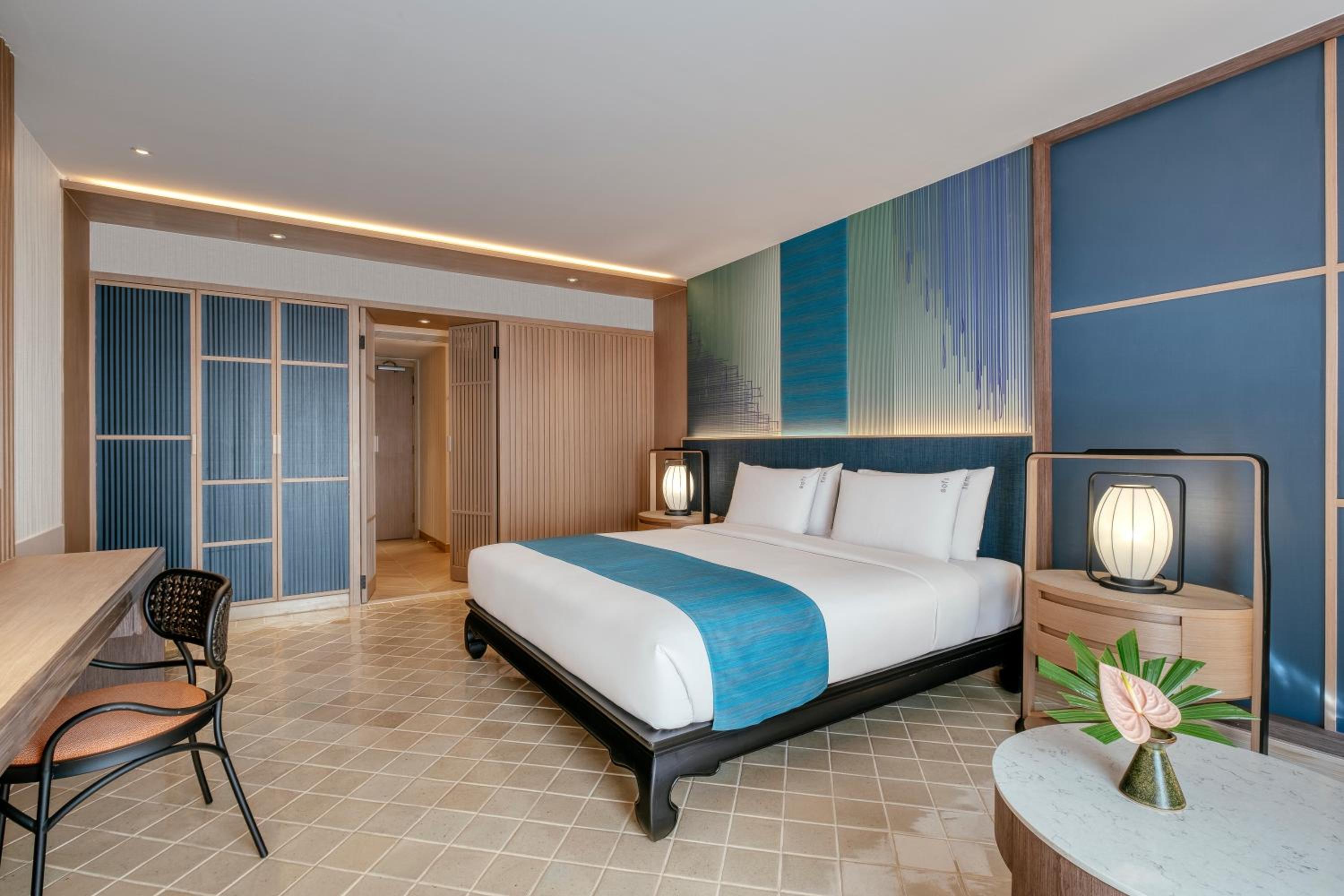 Premium King Room with Balcony and Pool View - Photo 12