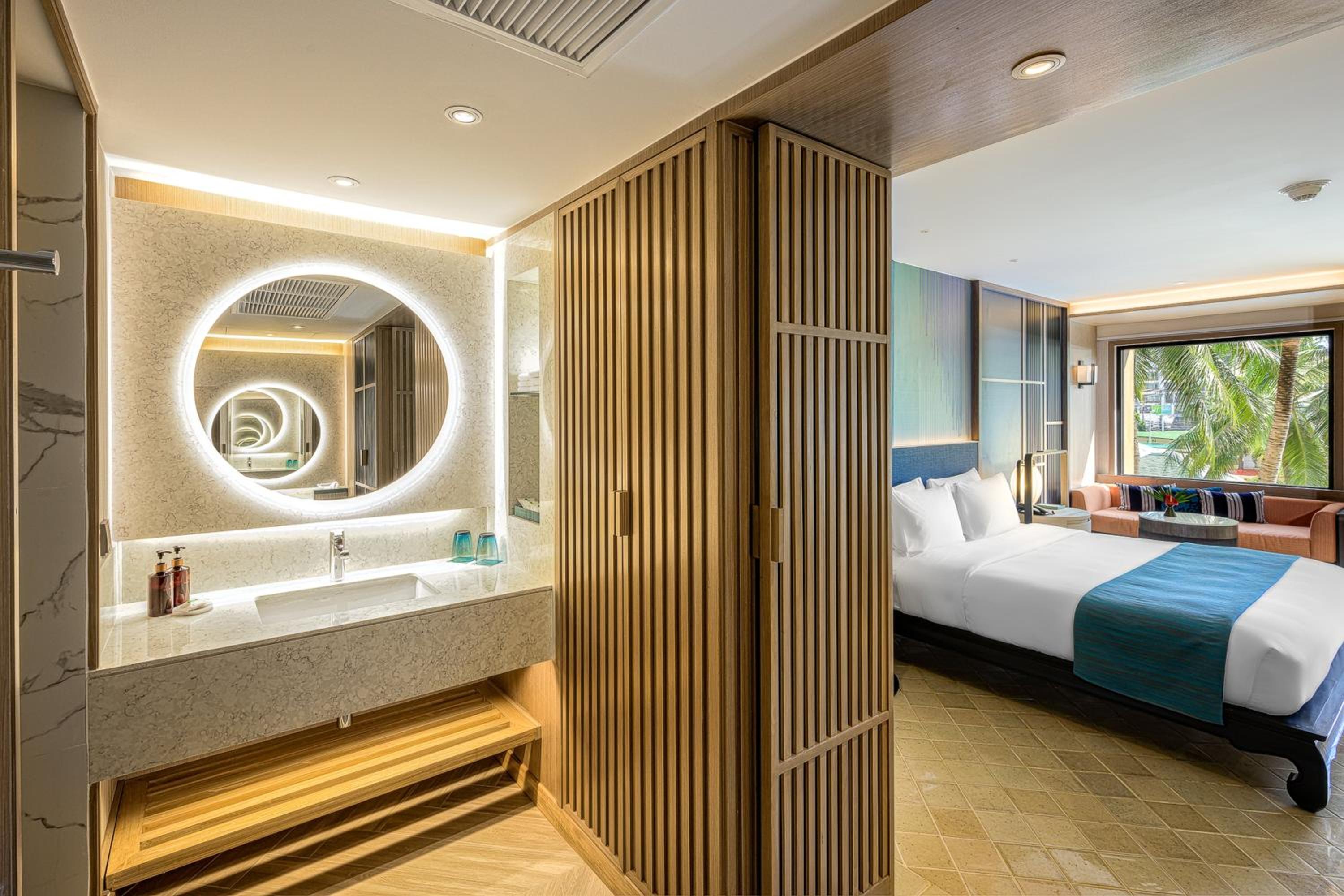 Premium King Room with Balcony and Pool View - Photo 15