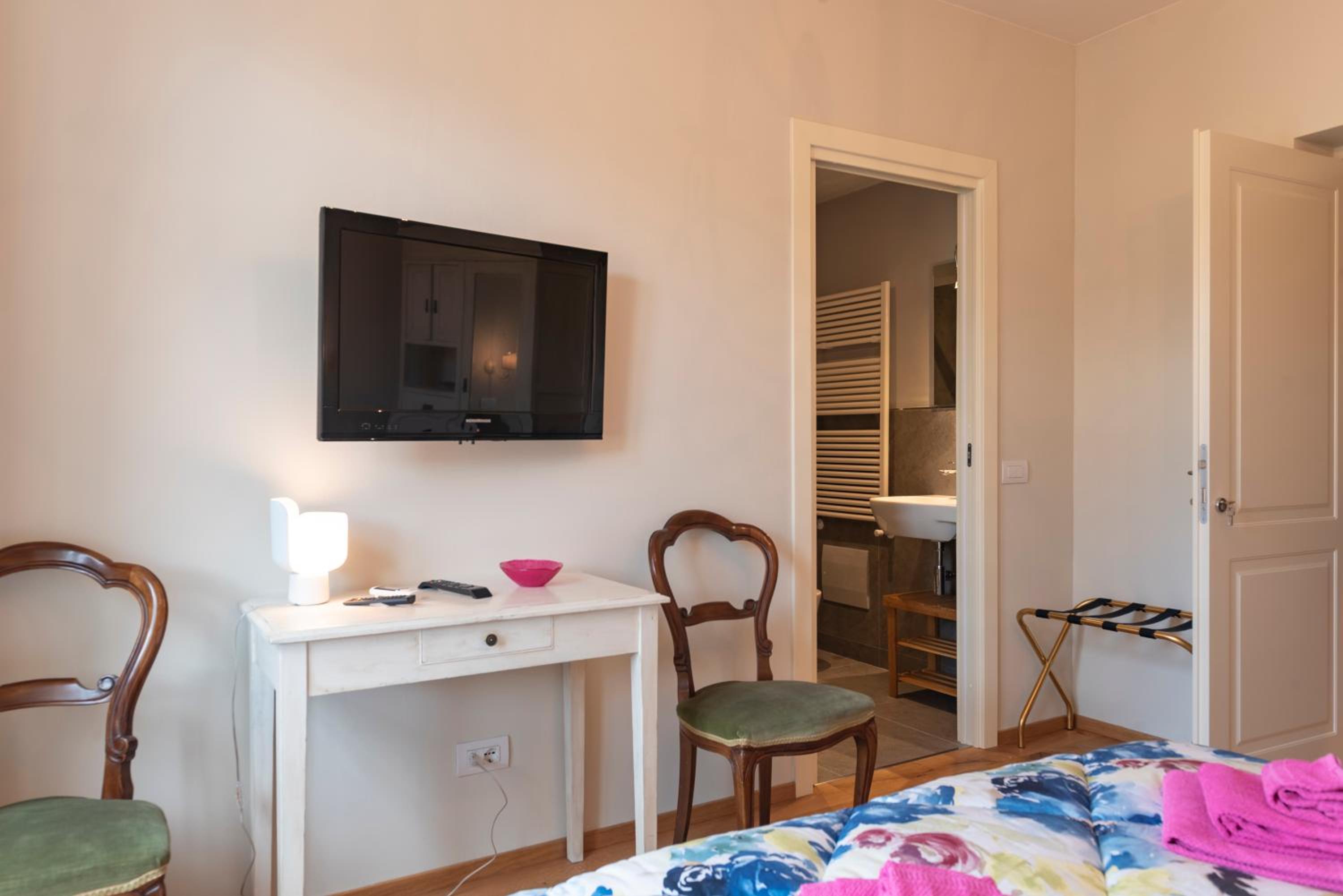 Double Room with Private Bathroom - Photo 6