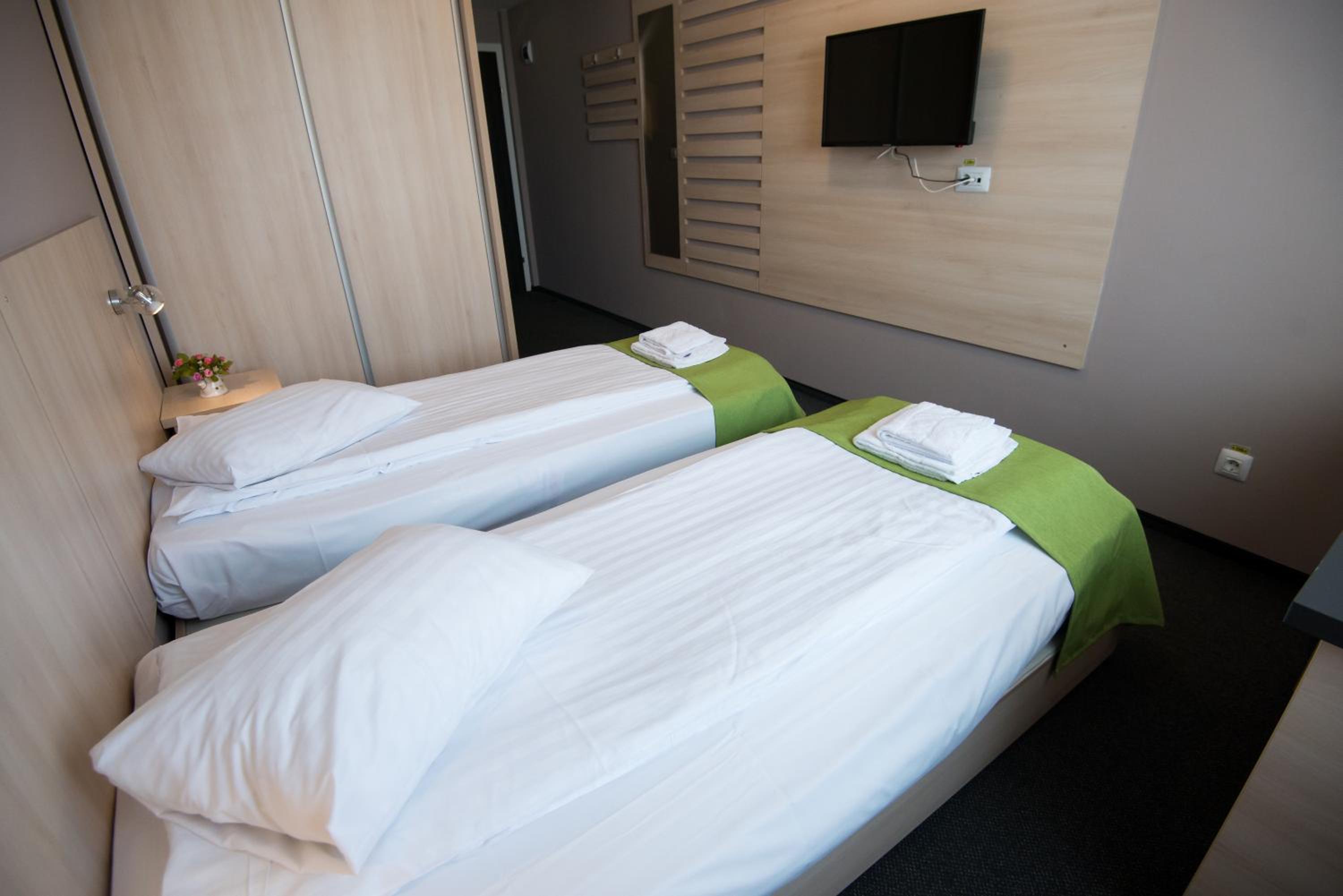 Twin Room - Photo 2