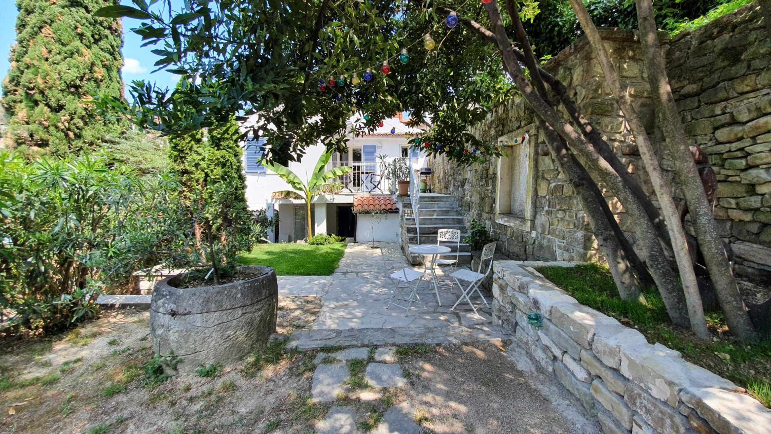 Apartment with Terrace - Photo 4