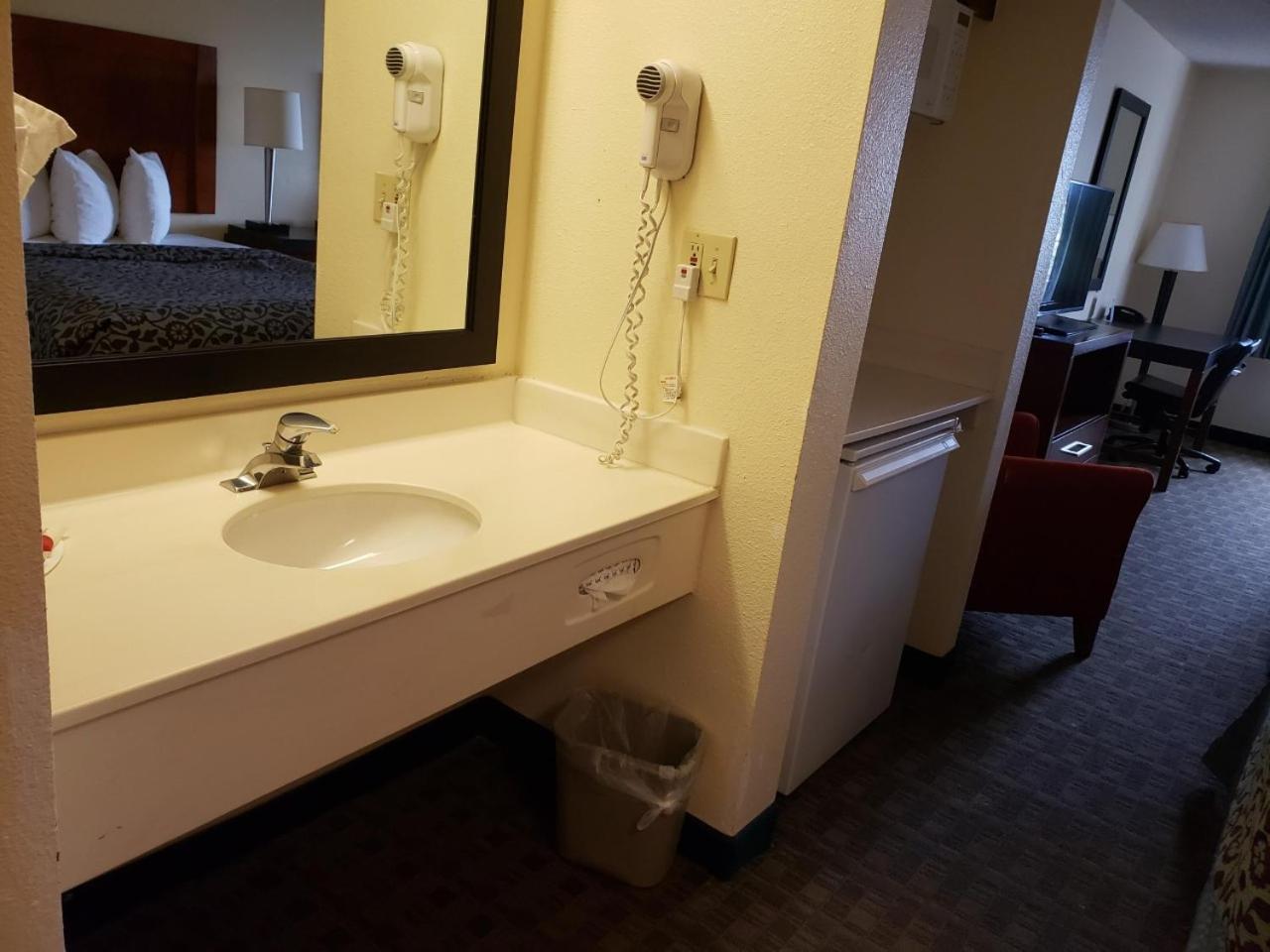King Room - Non-Smoking - Photo 2
