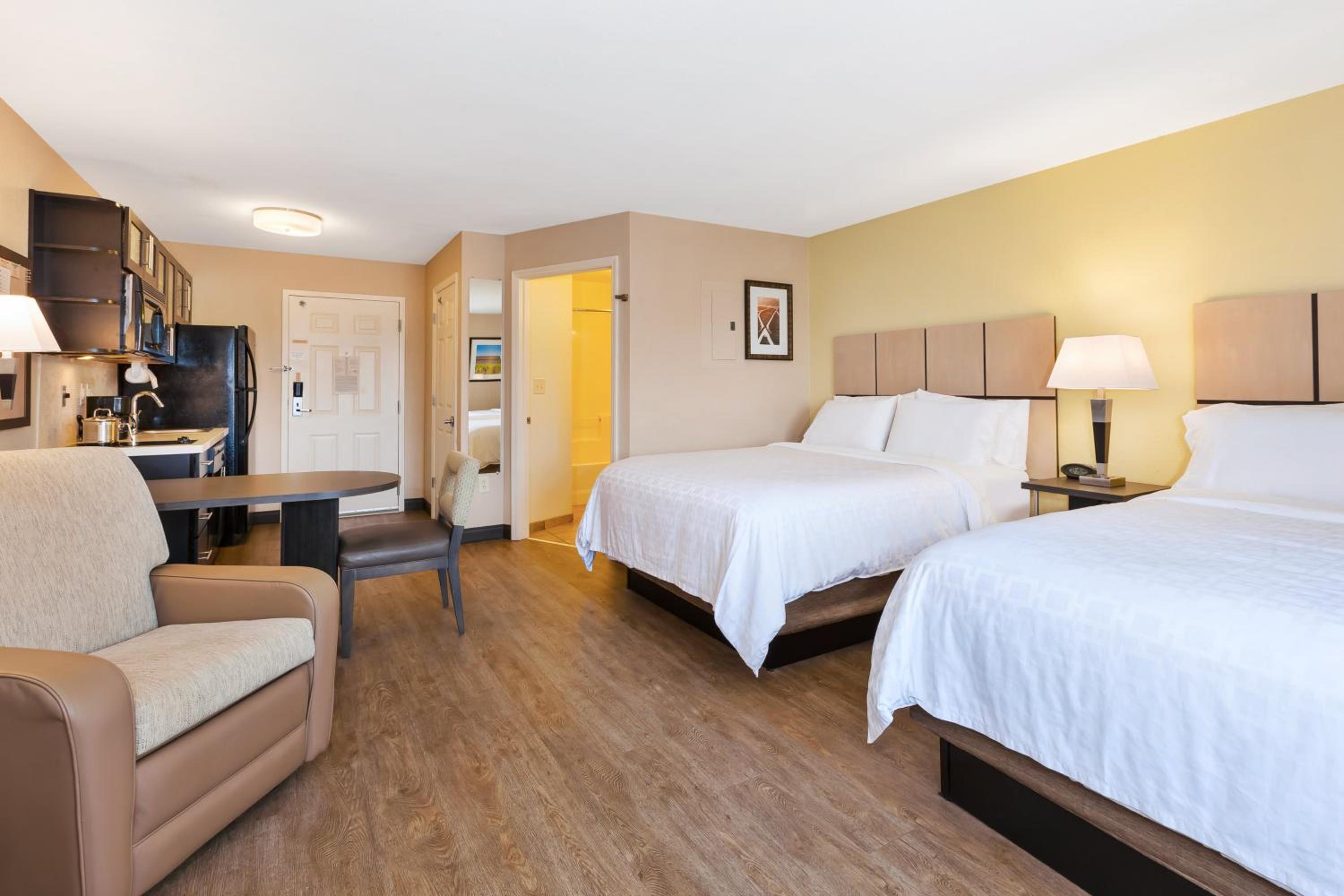 Queen Suite with Two Queen Beds - Photo 9