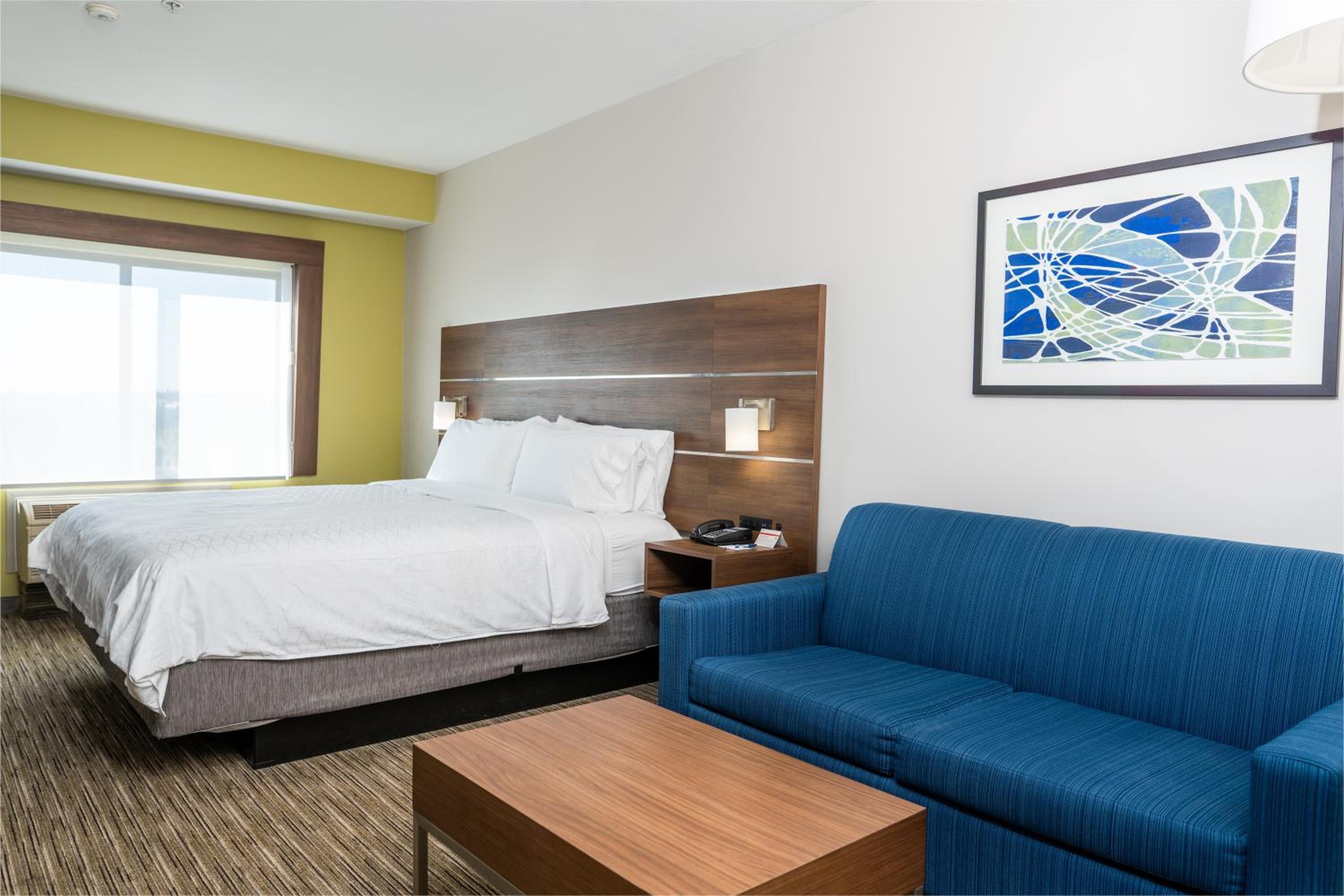 Standard King Room with Sofa Bed - Photo 3