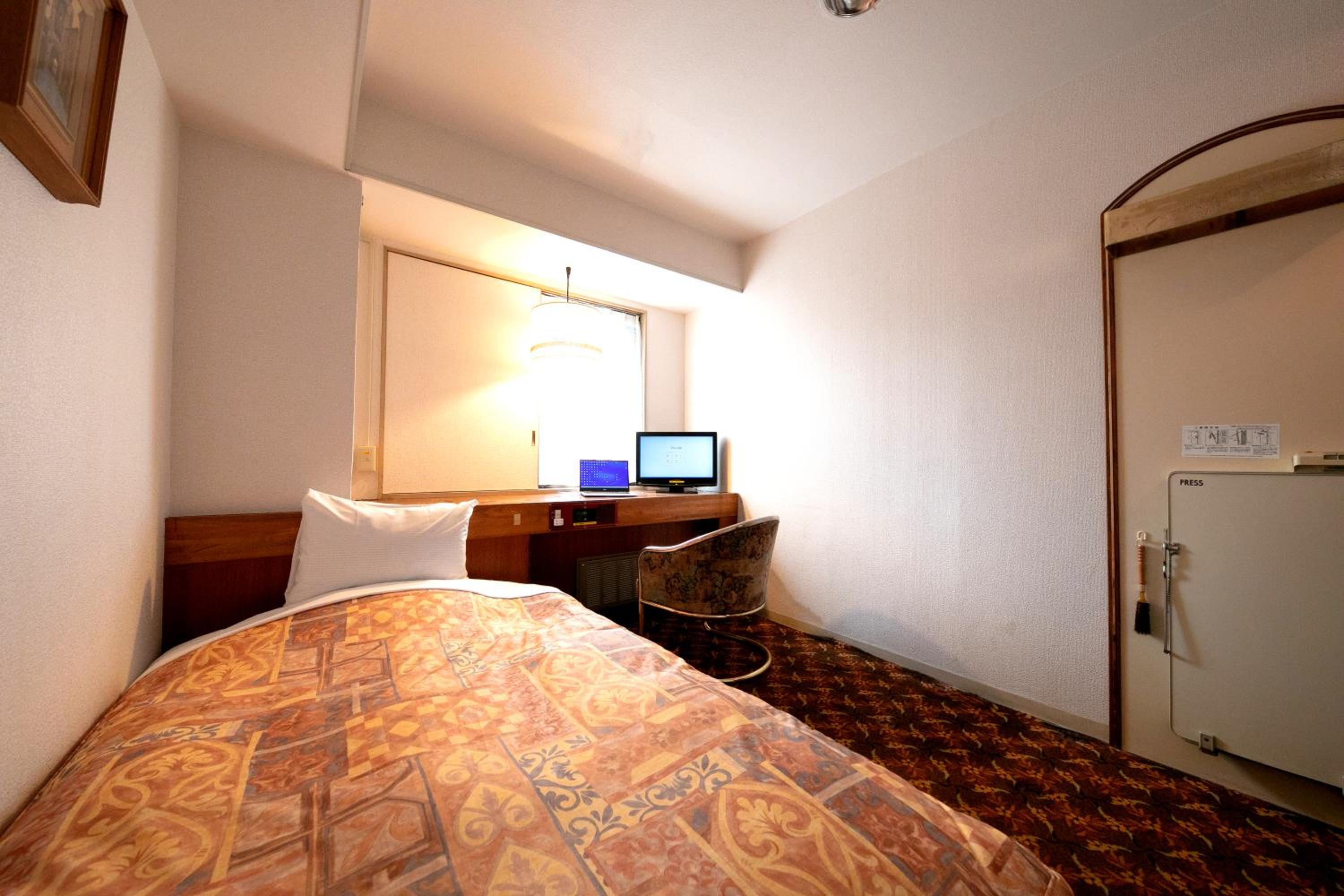 Double Room with Small Double Bed - Smoking photo 2