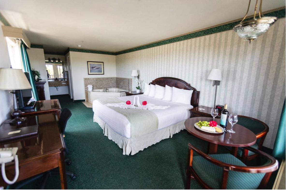 Suite with Spa Bath (No Pets) photo 2