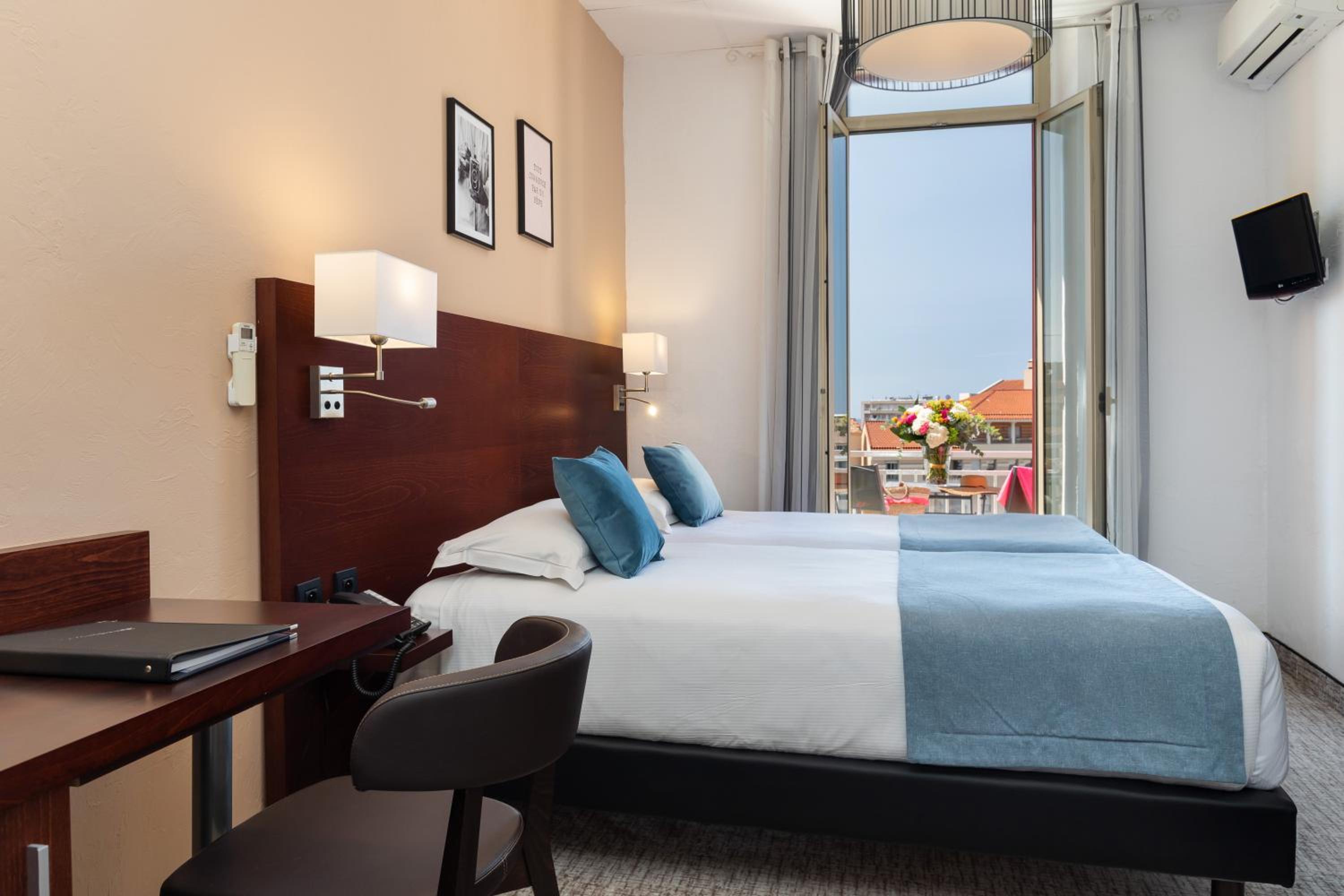 Deluxe Double Or Twin Room With Sea Or Pool View thumbnail 5