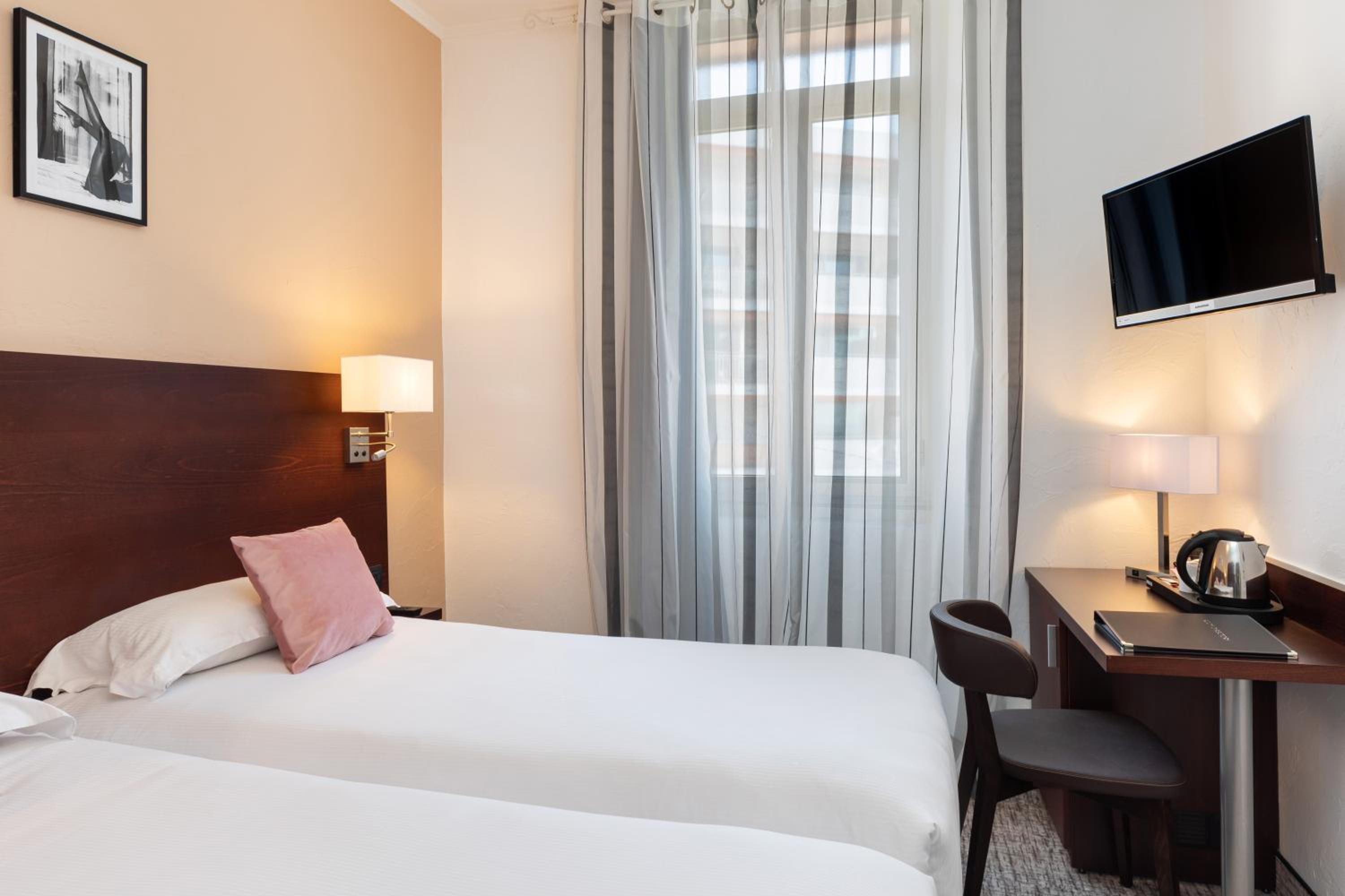 Standard Double Room - Photo 11