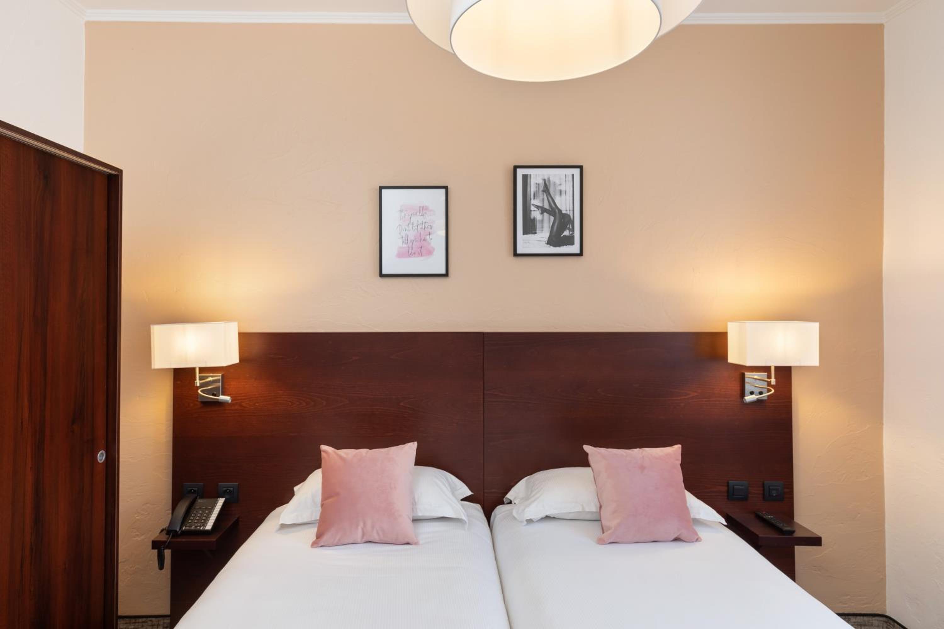 Standard Double Room - Photo 10