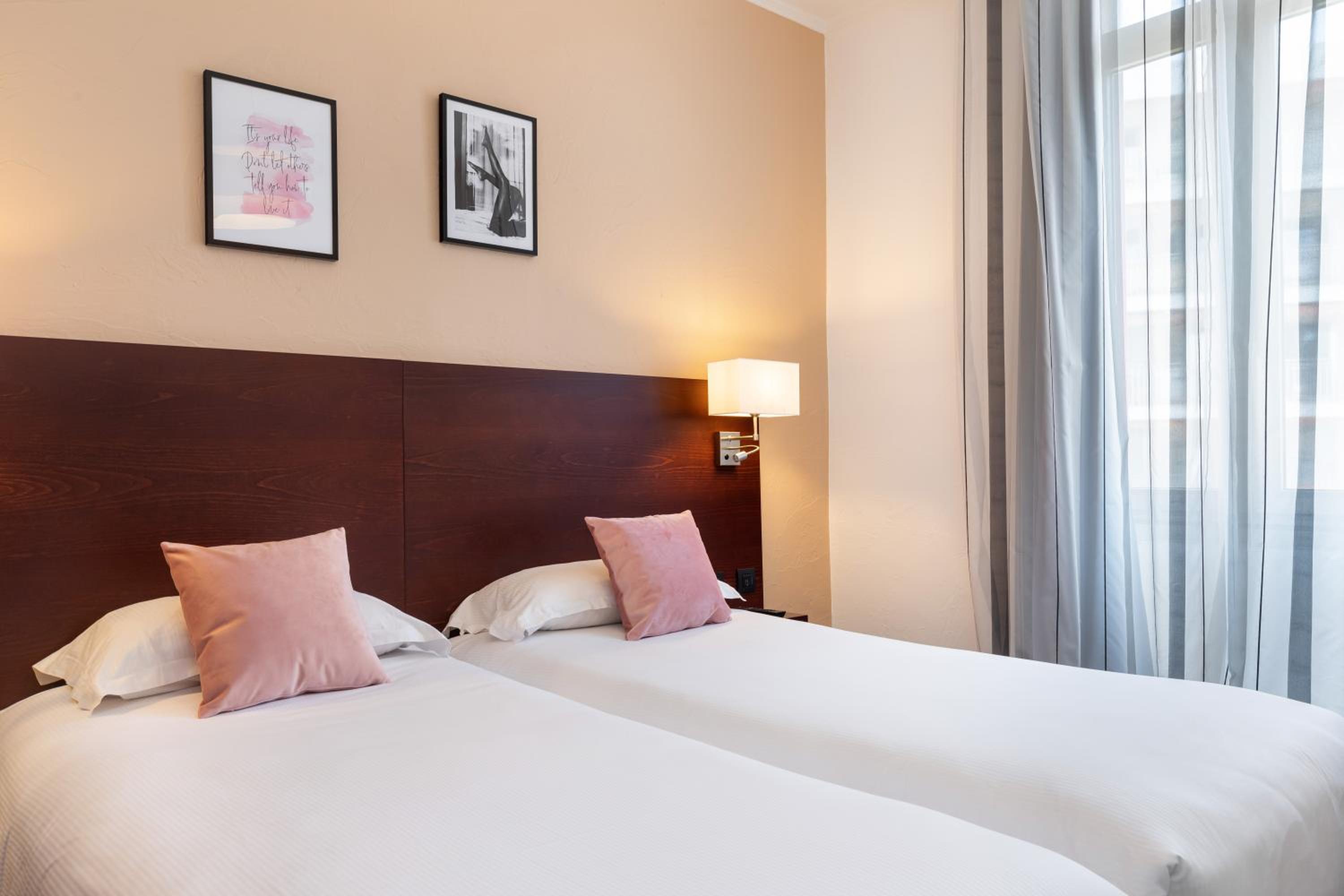 Standard Double Room - Photo 9