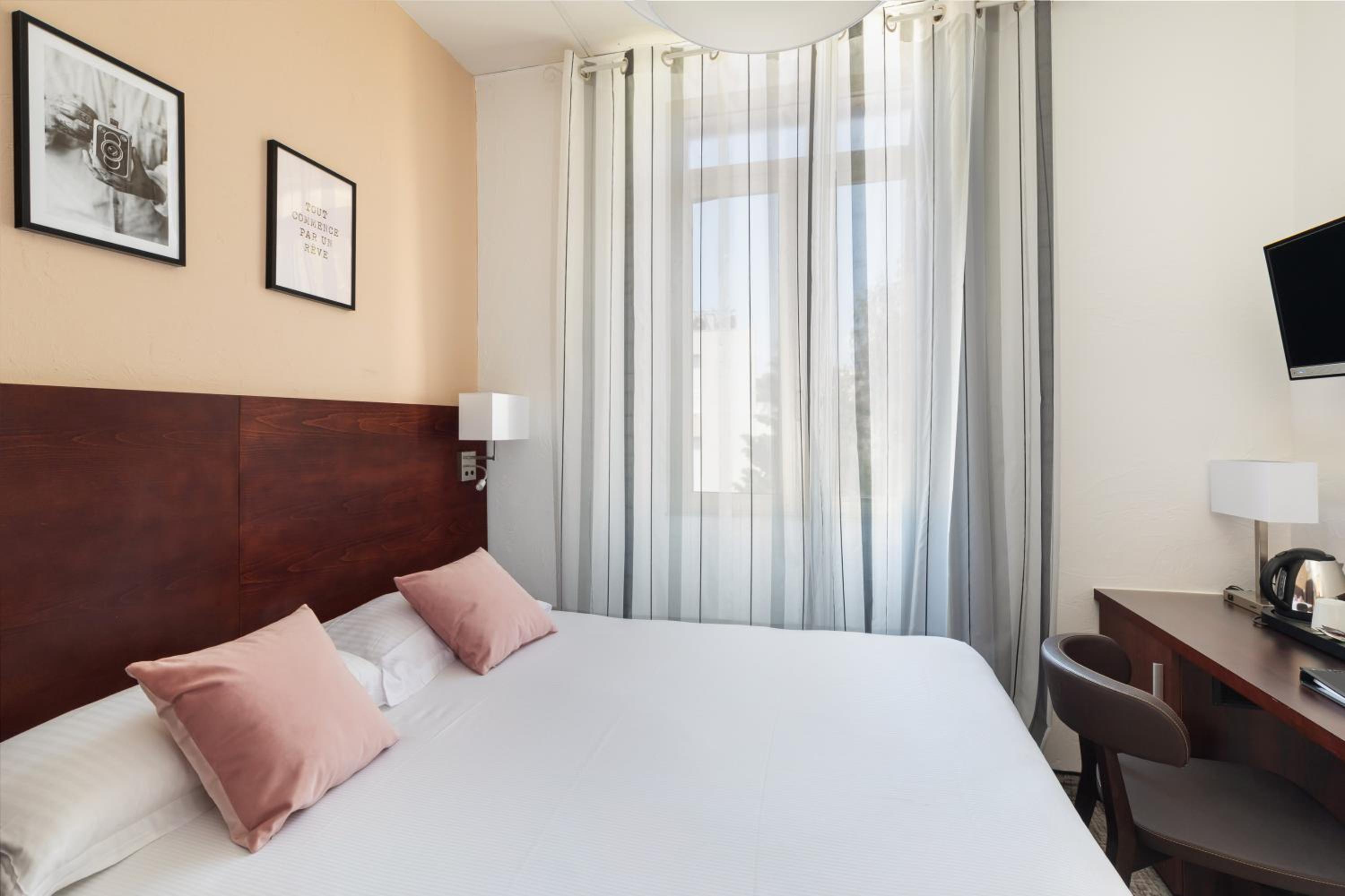 Standard Double Room - Photo 8