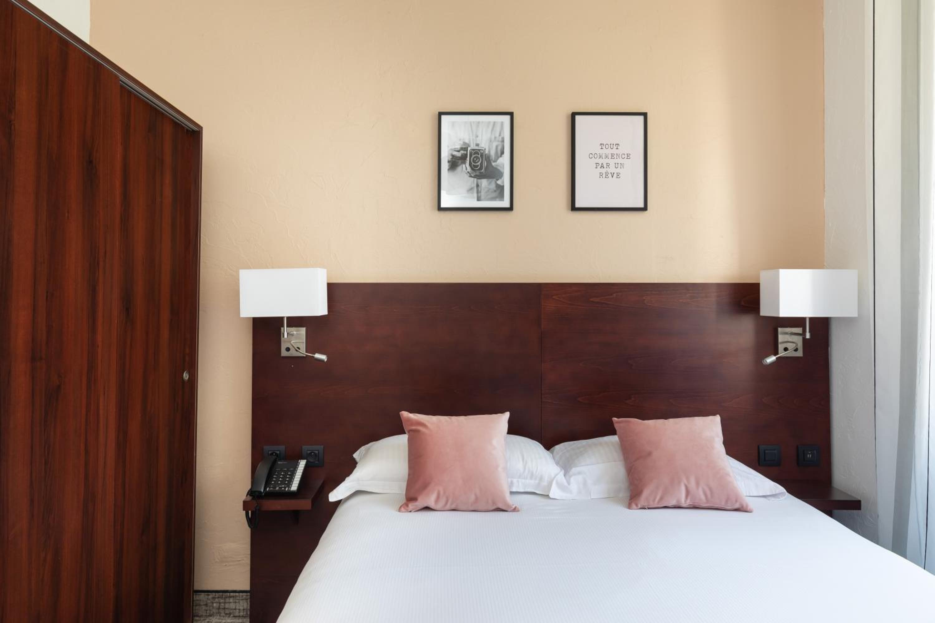 Standard Double Room - Photo 7