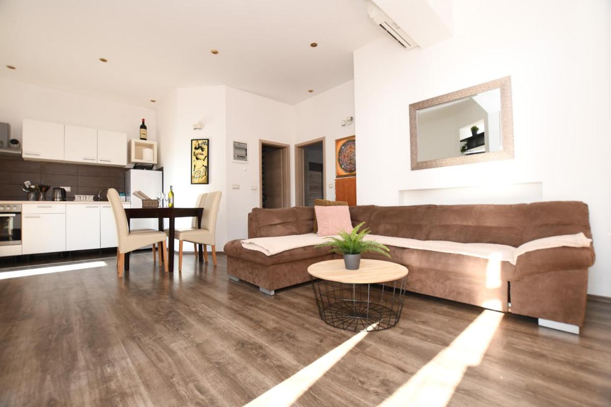 Premier Two-Bedroom Apartment with Terrace and Garden - Photo 1