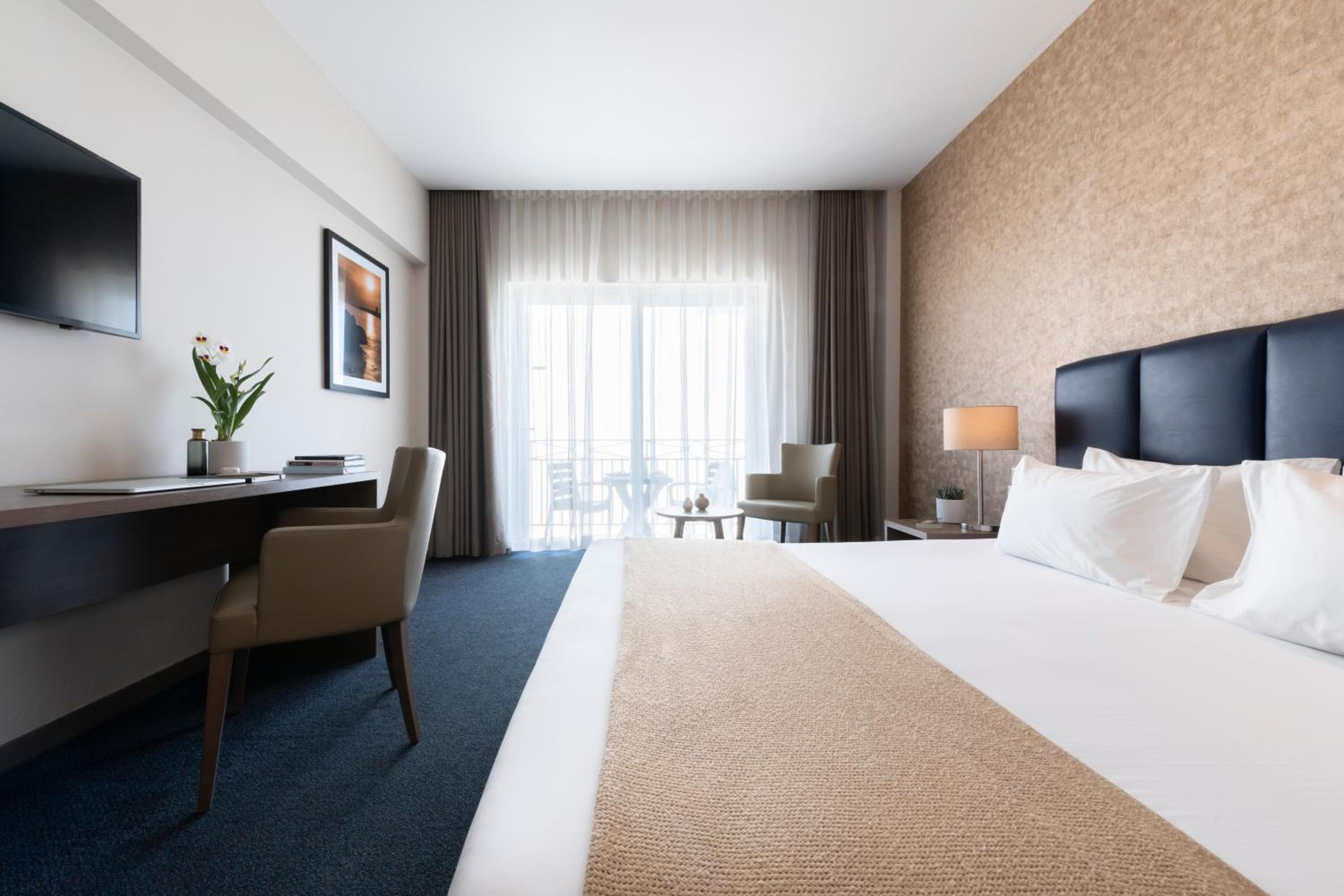 Superior Double or Twin Room with Lateral Sea View - Photo 6
