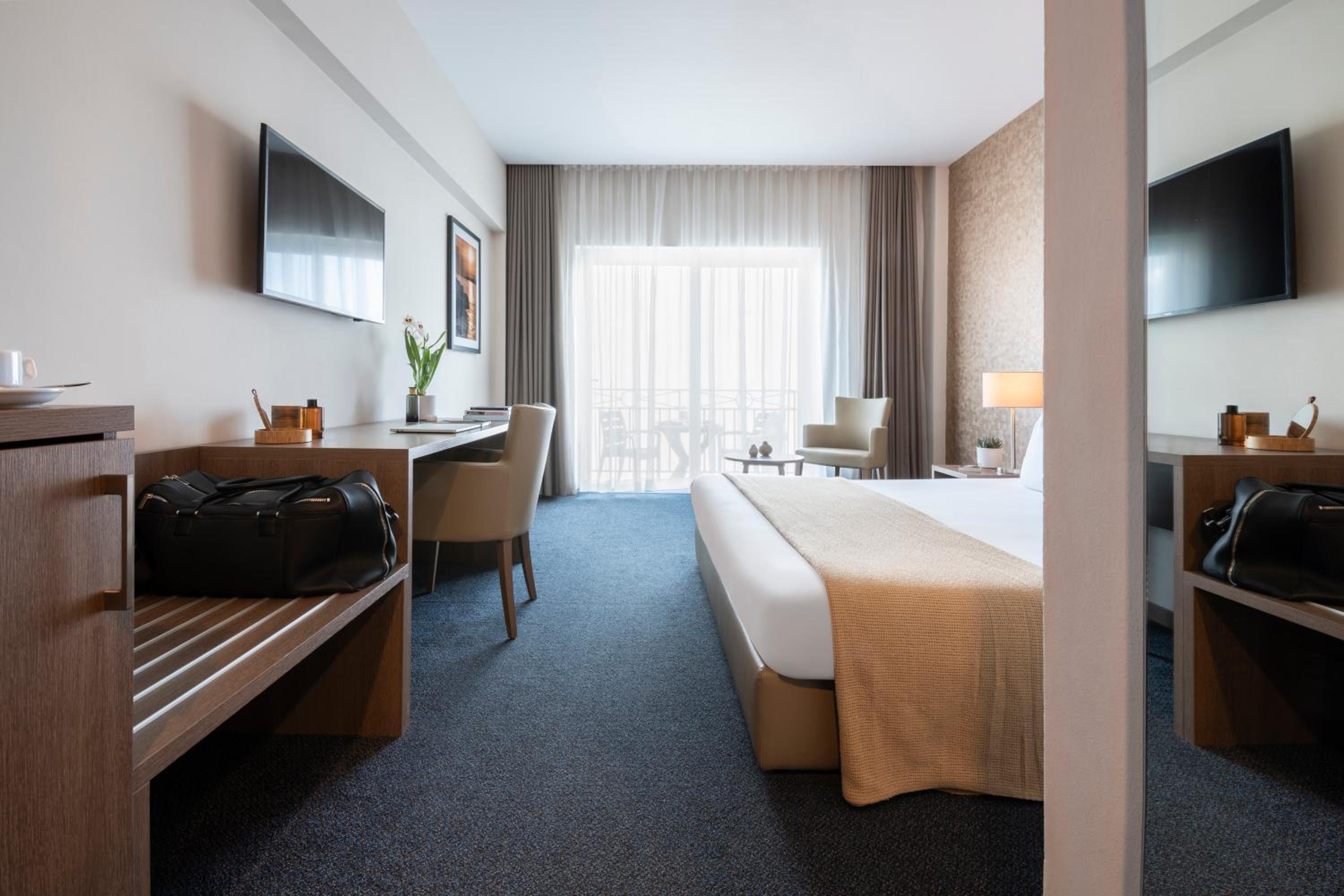 Superior Double or Twin Room with Lateral Sea View - Photo 1