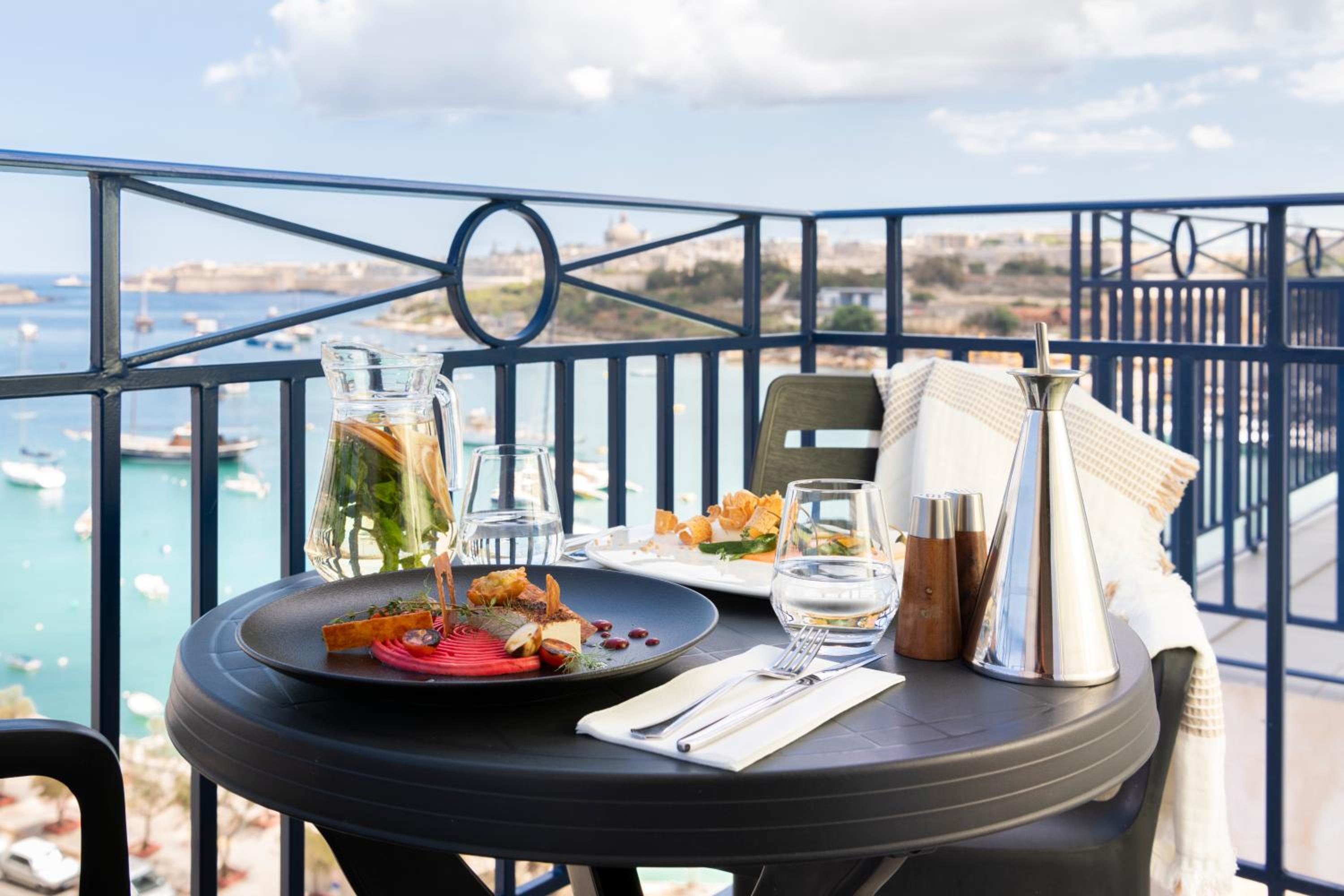 Superior Double or Twin Room with Lateral Sea View - Photo 2