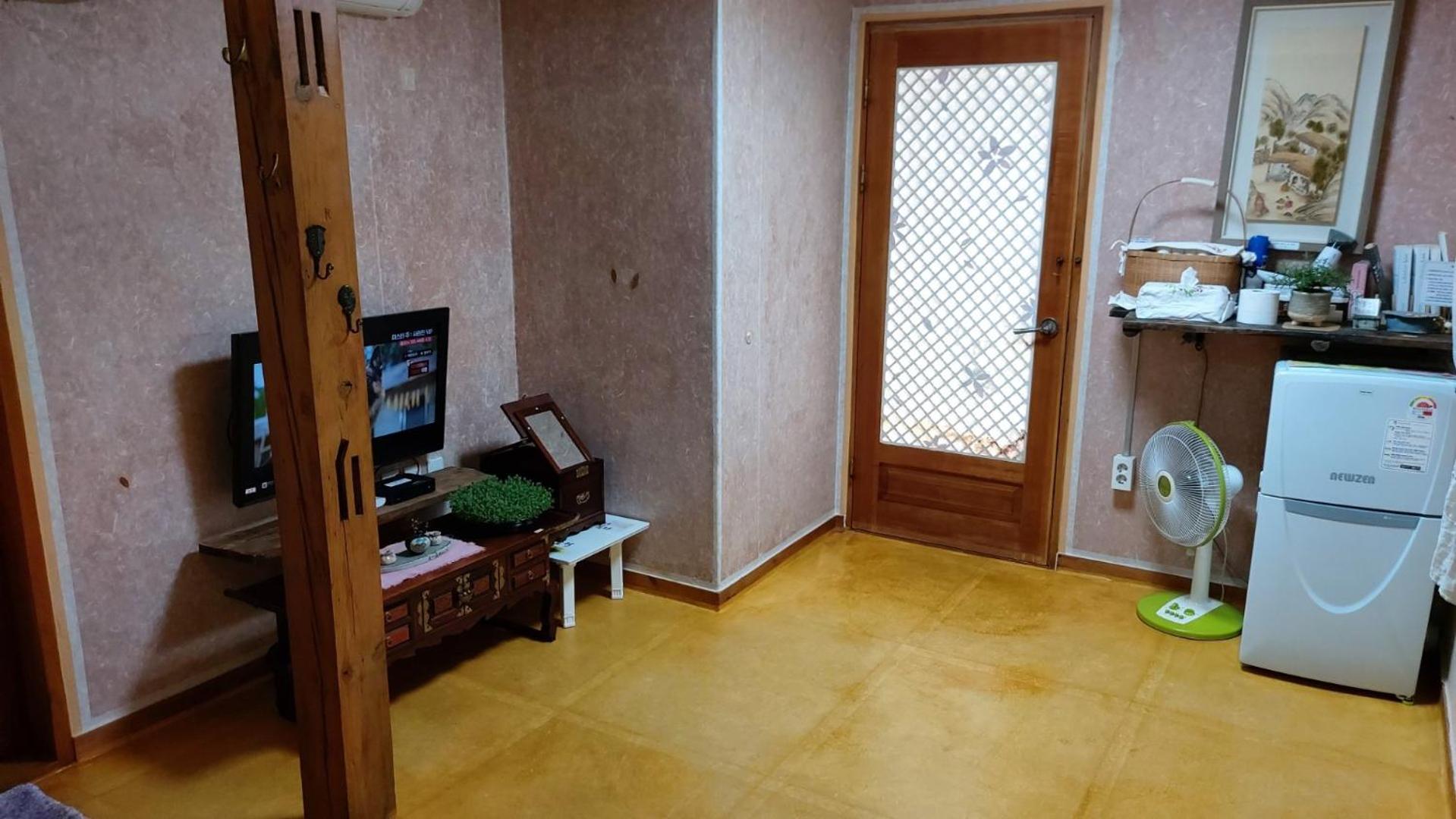 Family Room with Private Bathroom photo 2