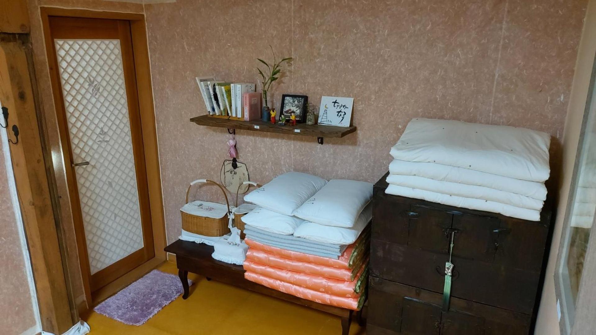 Family Room with Private Bathroom photo 2