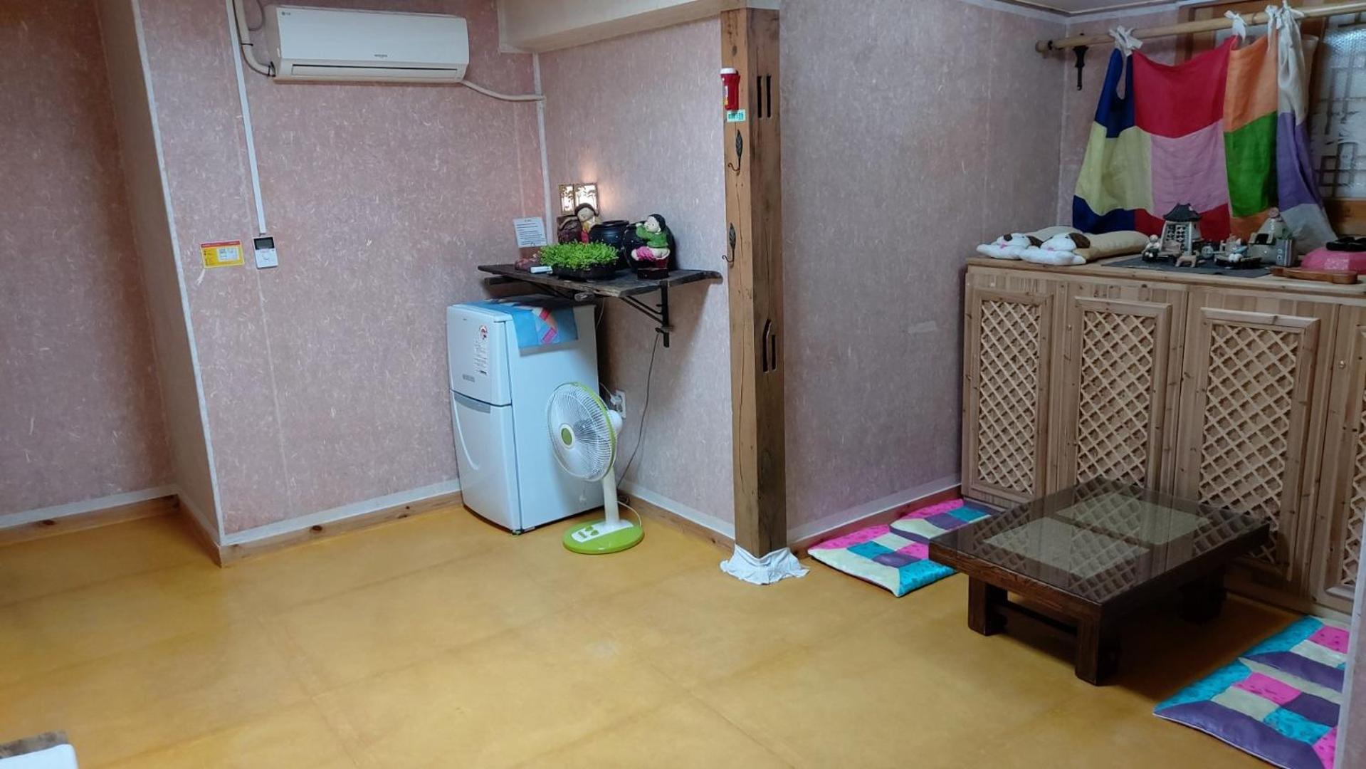 Family Room with Private Bathroom photo 3