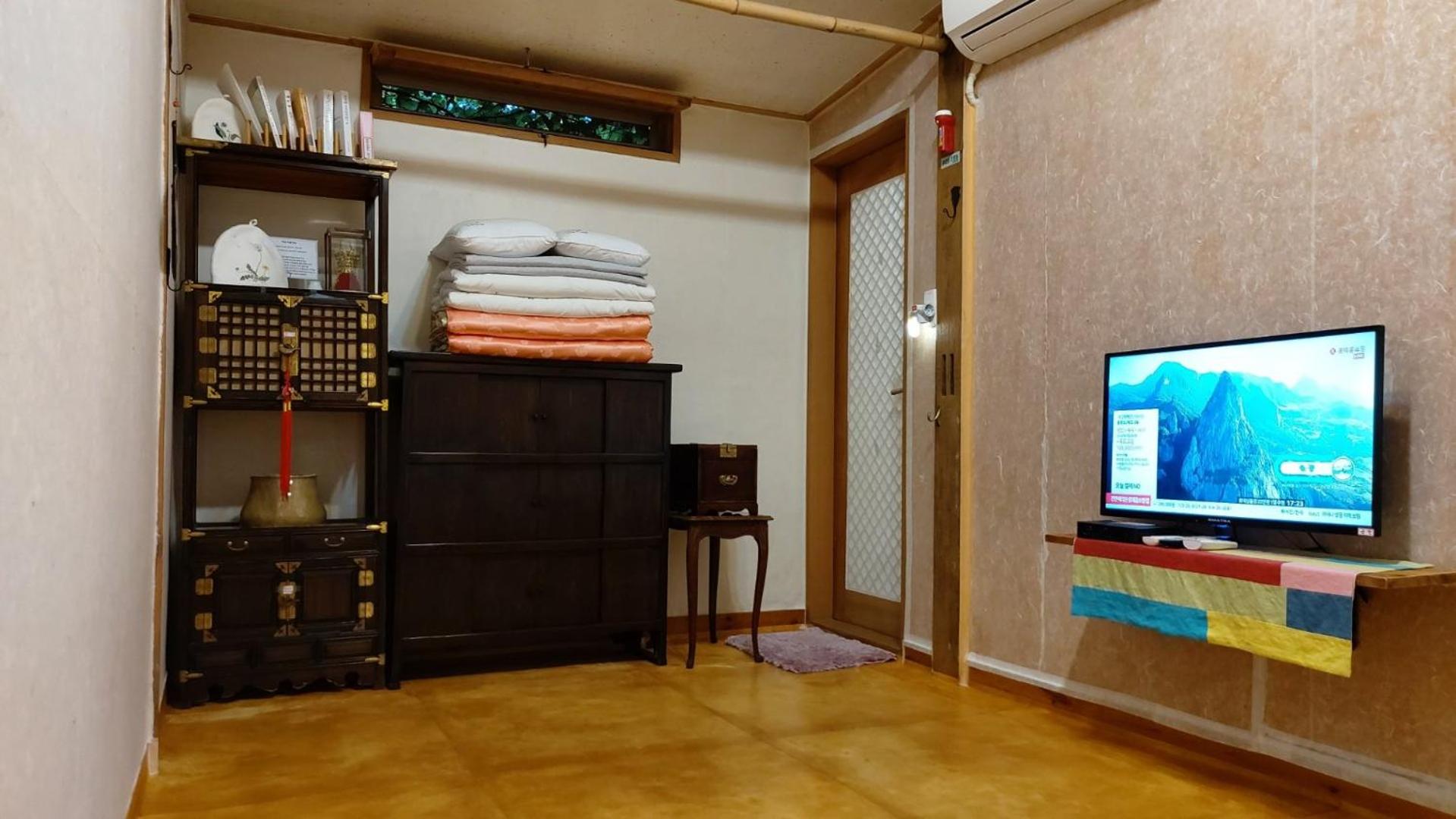 Family Room with Private Bathroom photo 1