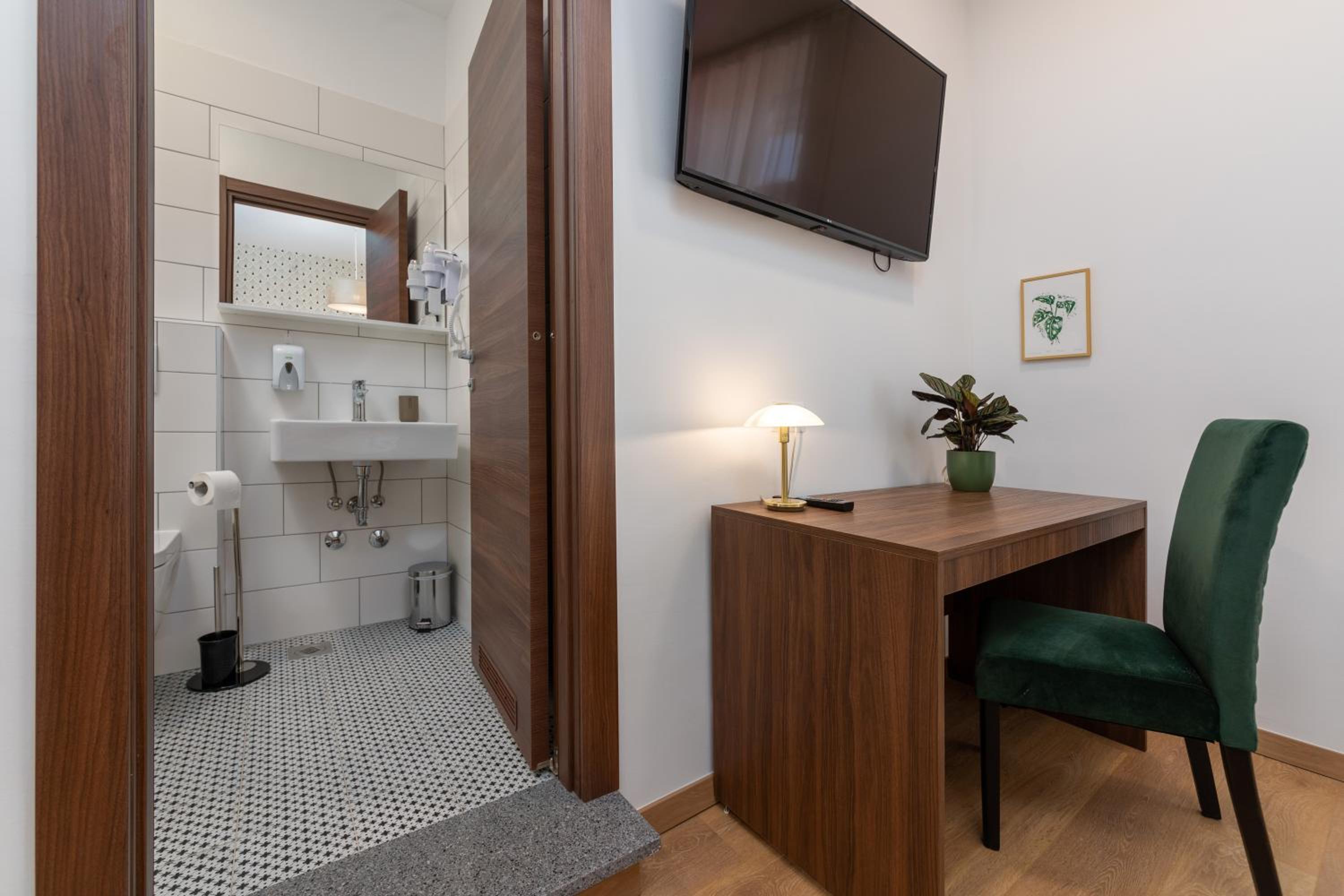 Deluxe Double or Twin Room - Photo 5
