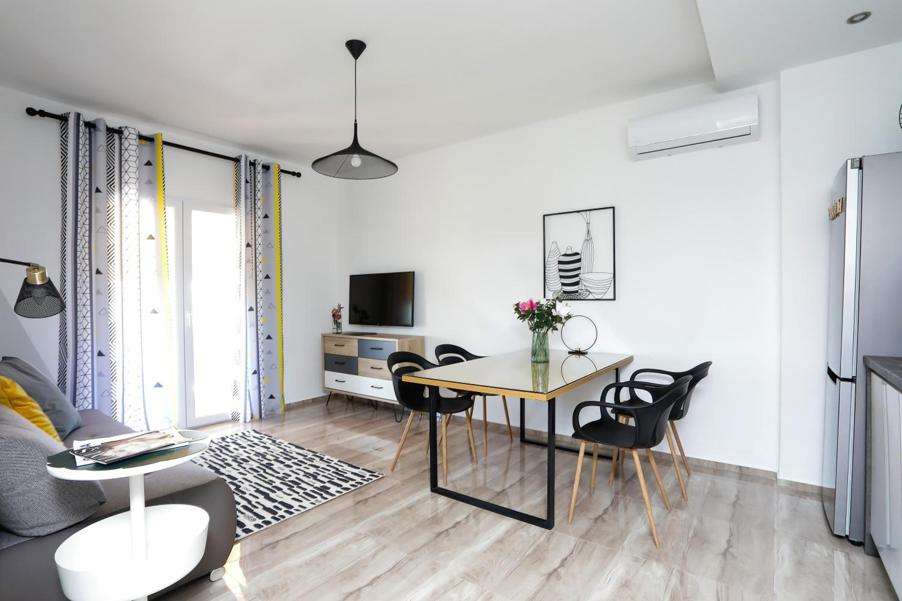 One-Bedroom Apartment photo 1
