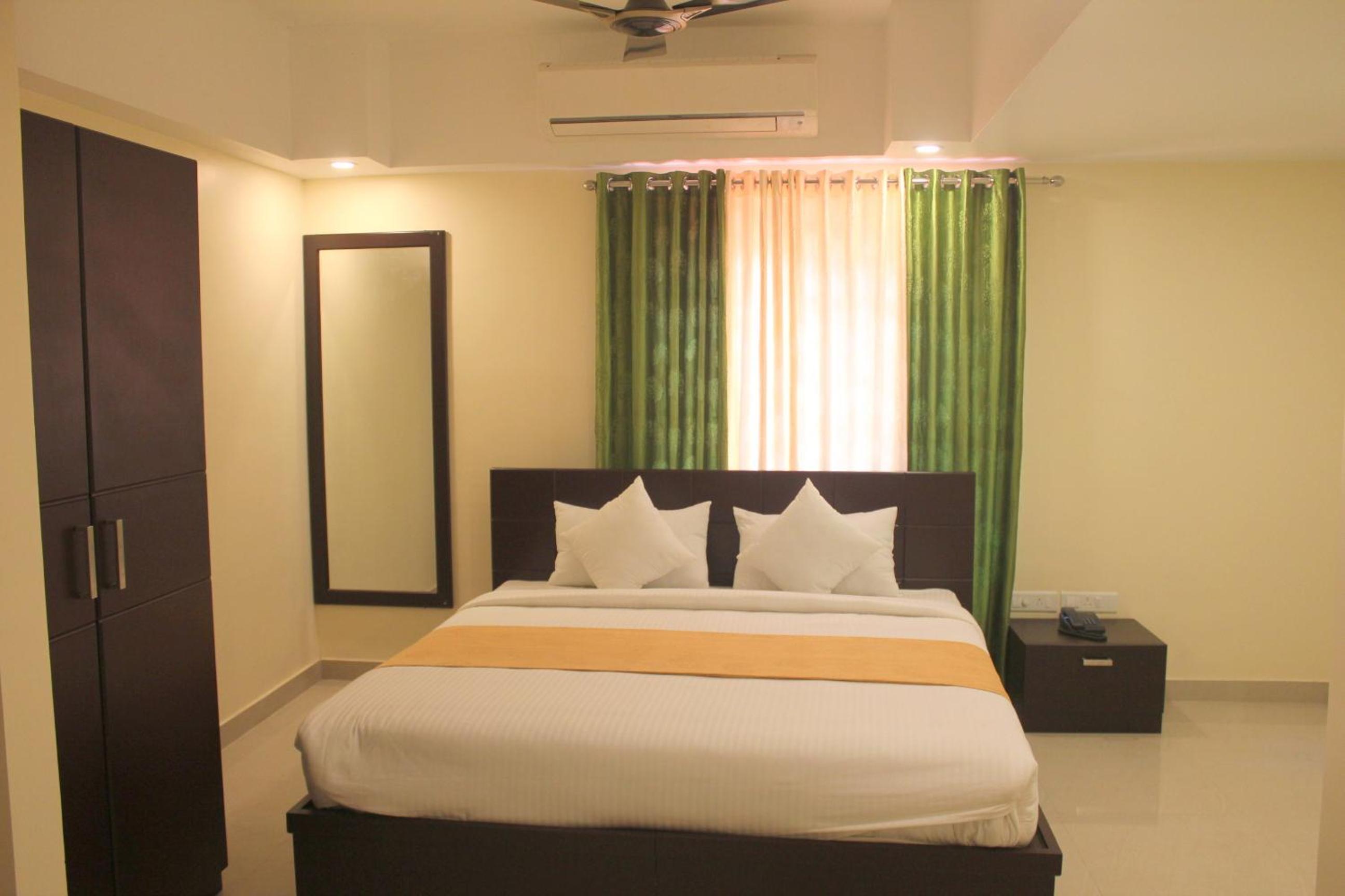 Deluxe Double Room (2 Adults + 1 Child) - Photo 8