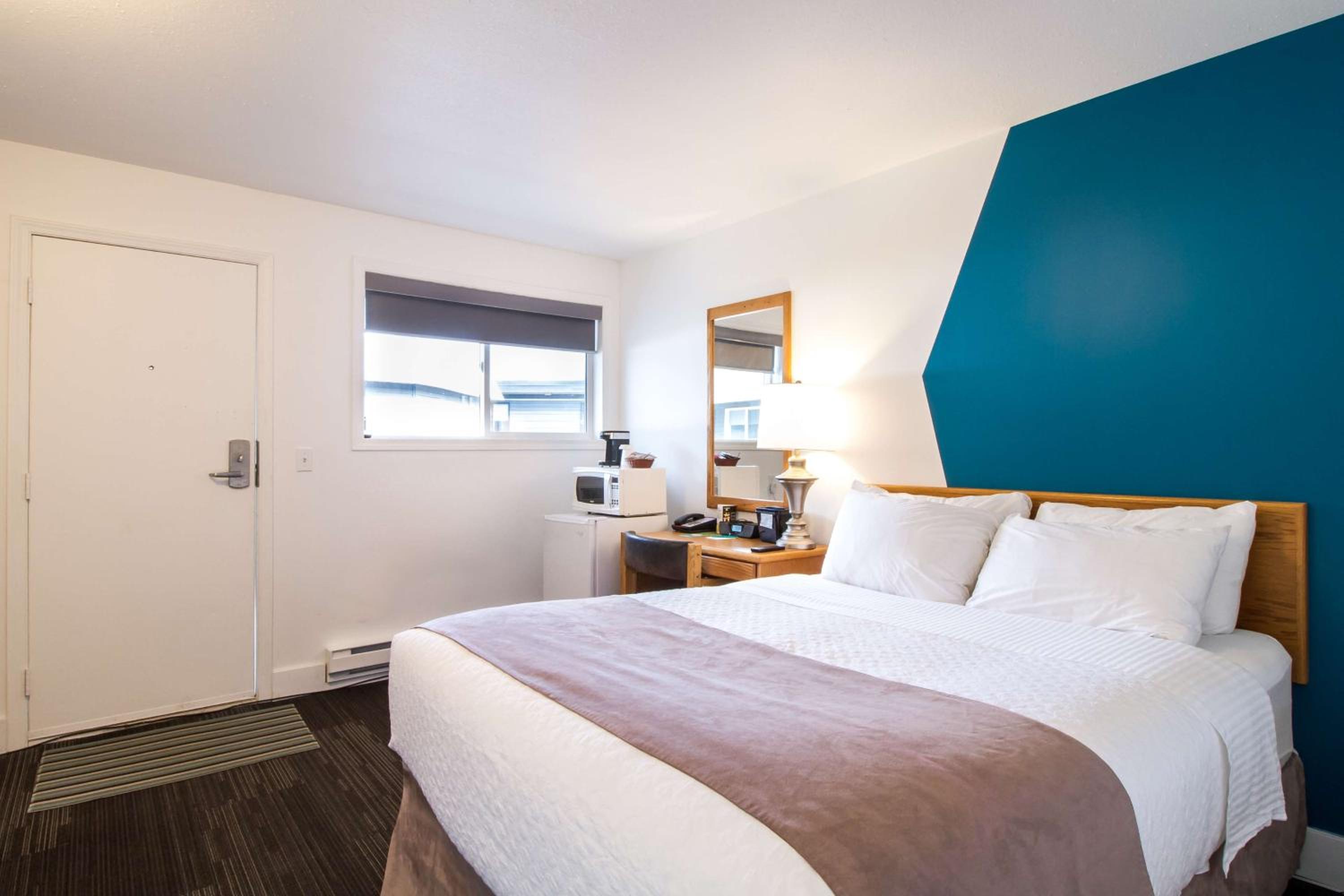 Queen Room with Mountain View