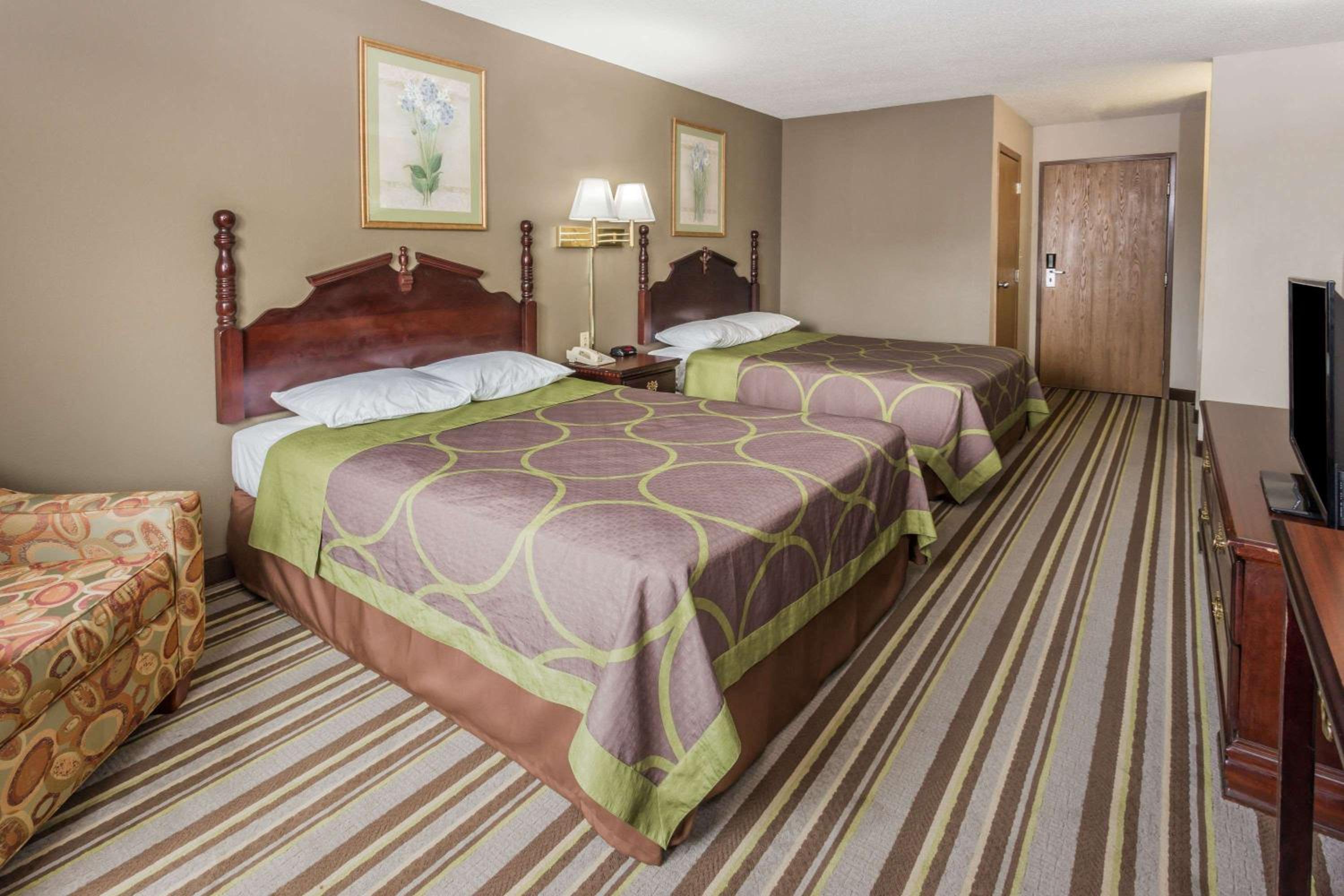 Queen Room With Two Queen Beds - Non-Smoking - Photo 1