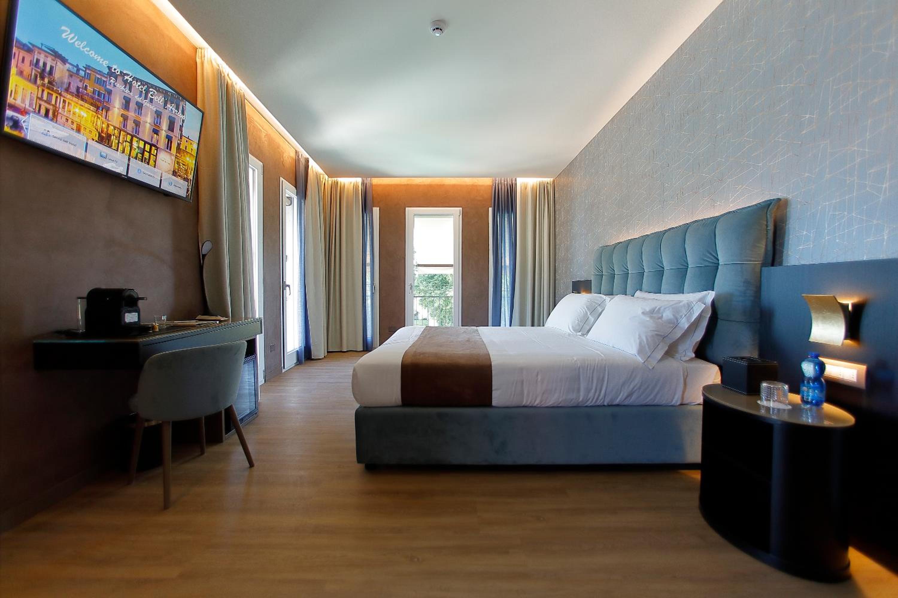 King Room with Lake View - Photo 17