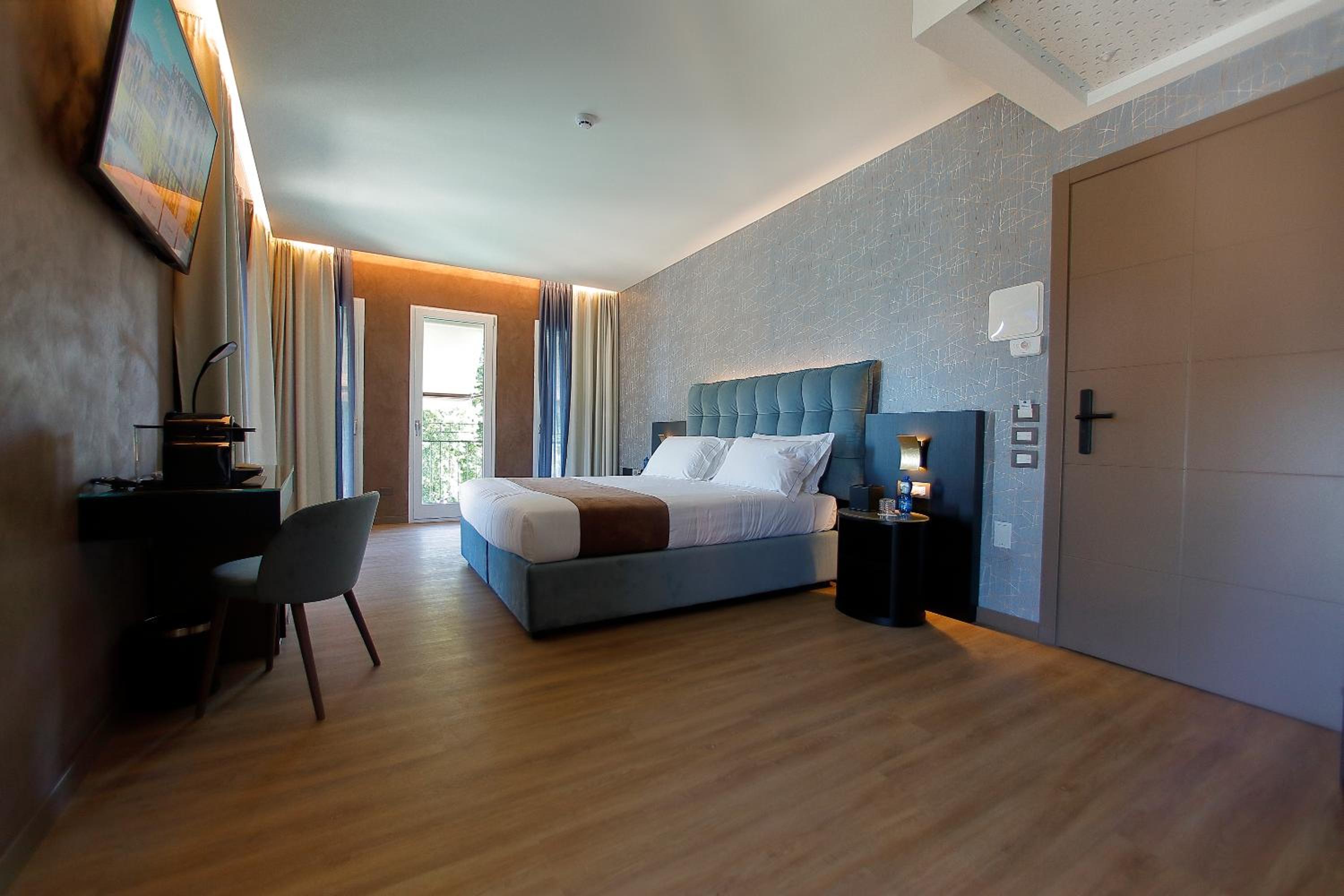 King Room with Lake View - Photo 16