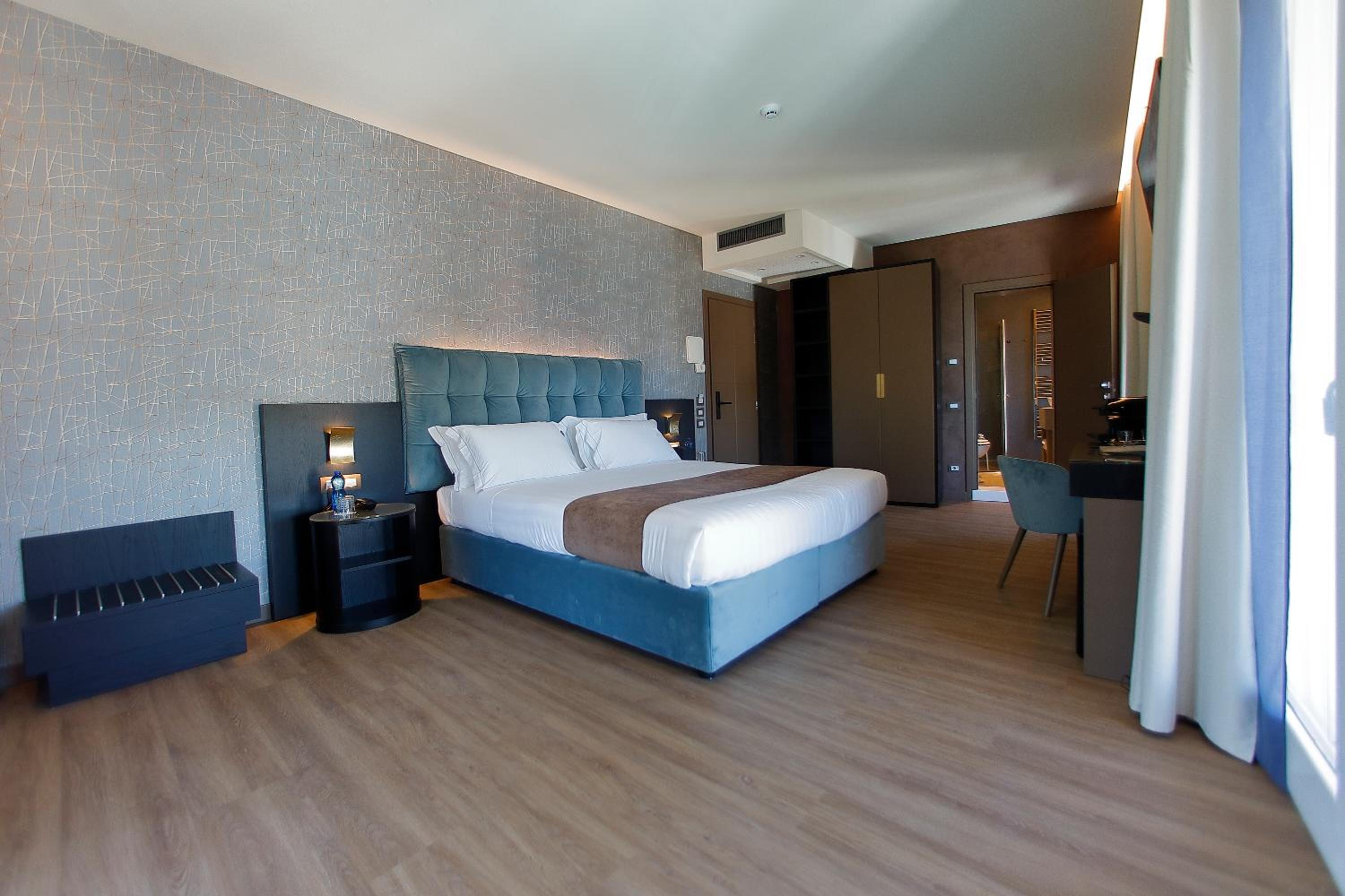 Economy Triple Room - Photo 15