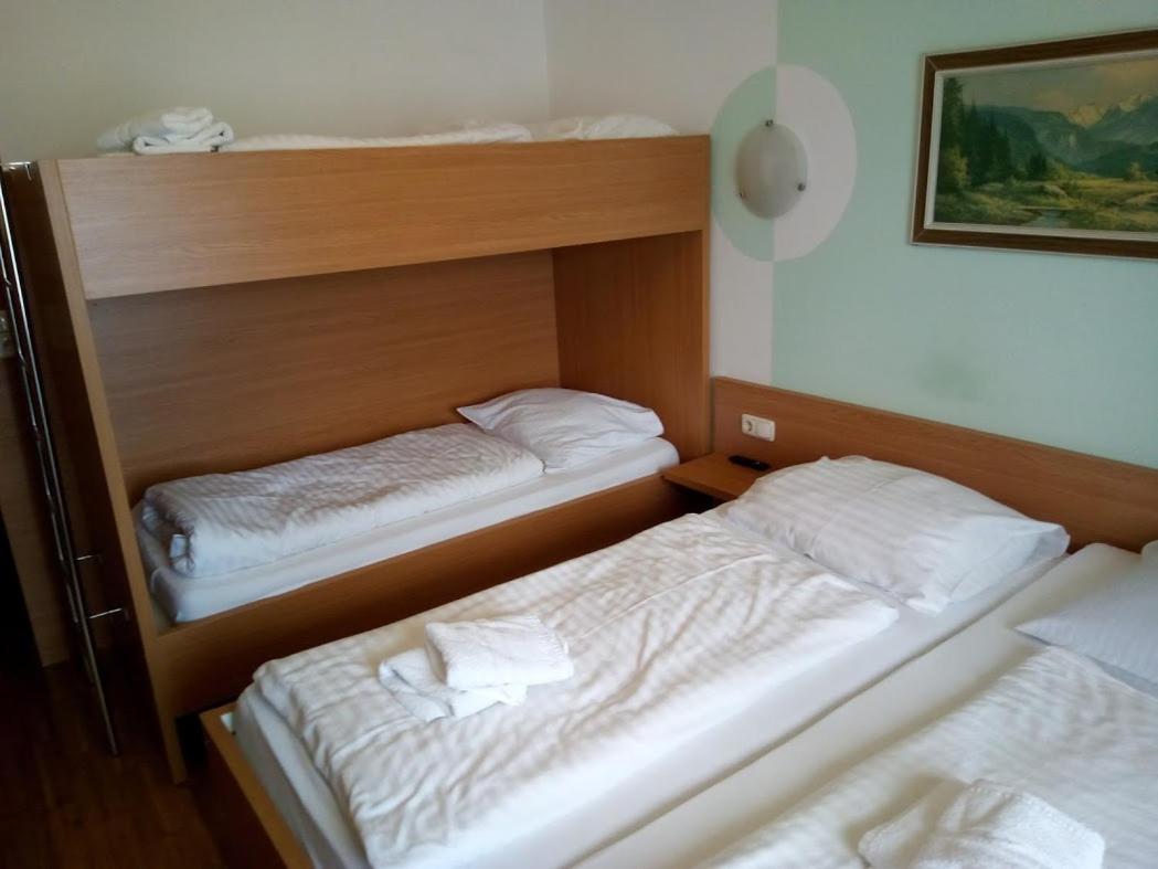 Economy Quadruple Room - Photo 5