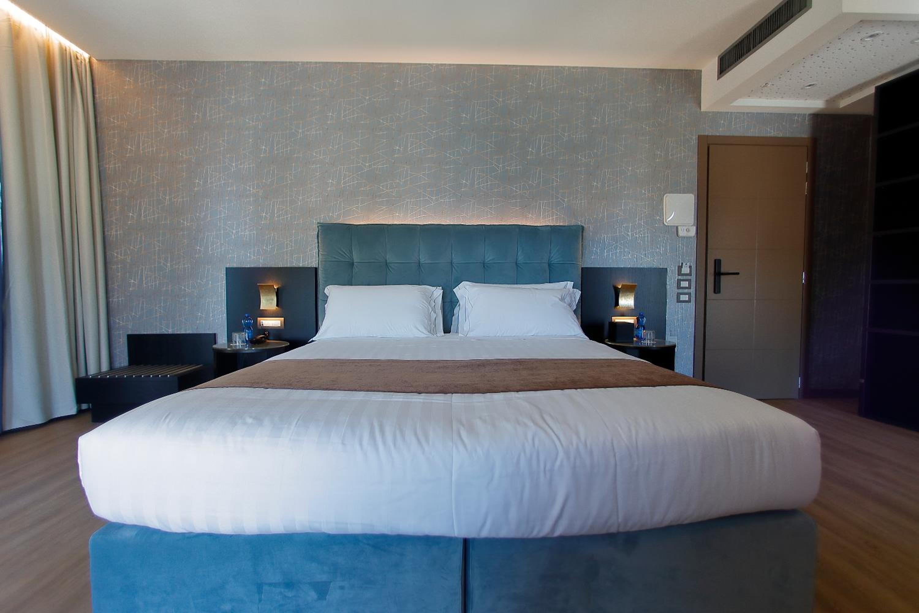 Economy Double Room - Photo 9