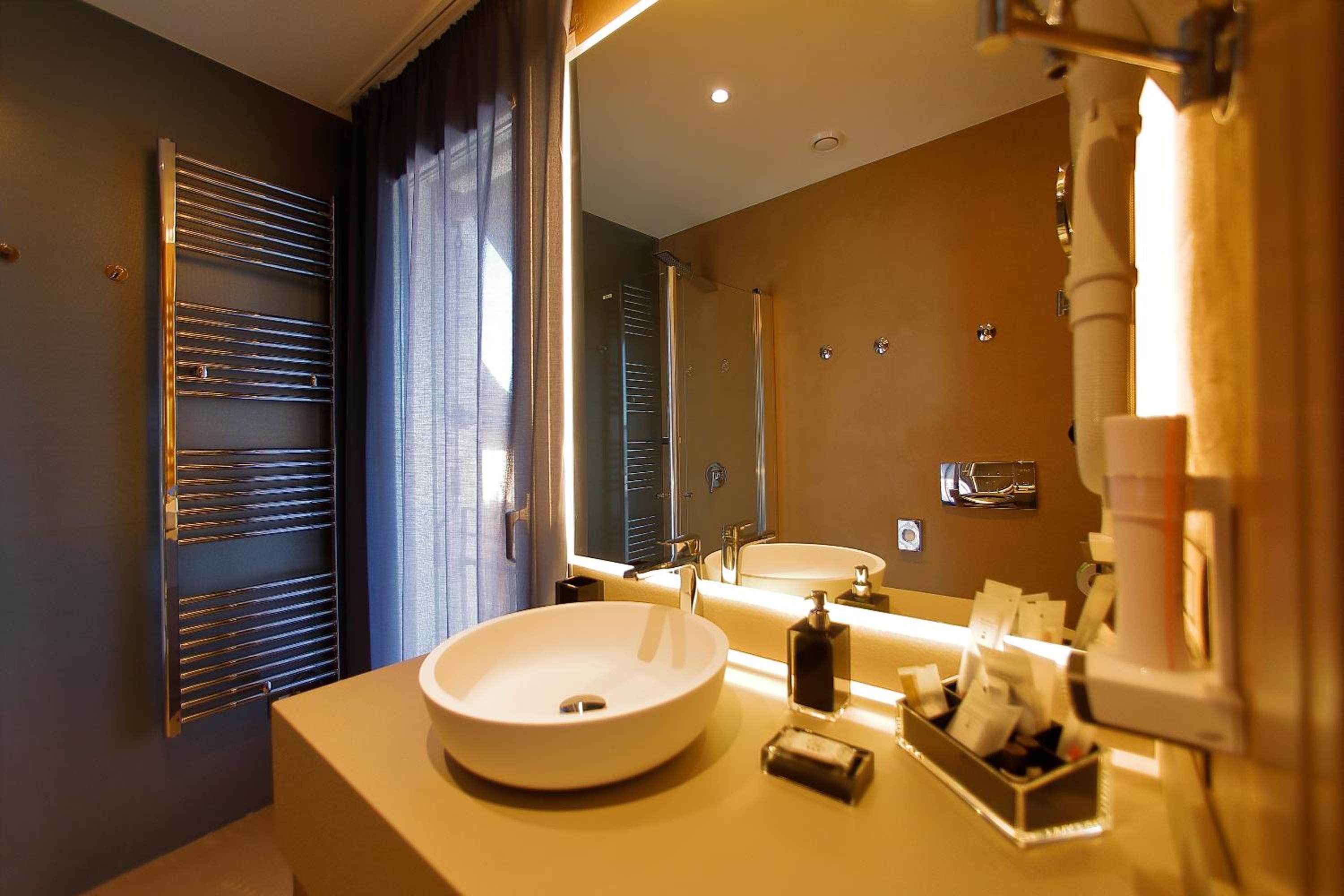 Double Room with Lake View - Photo 13