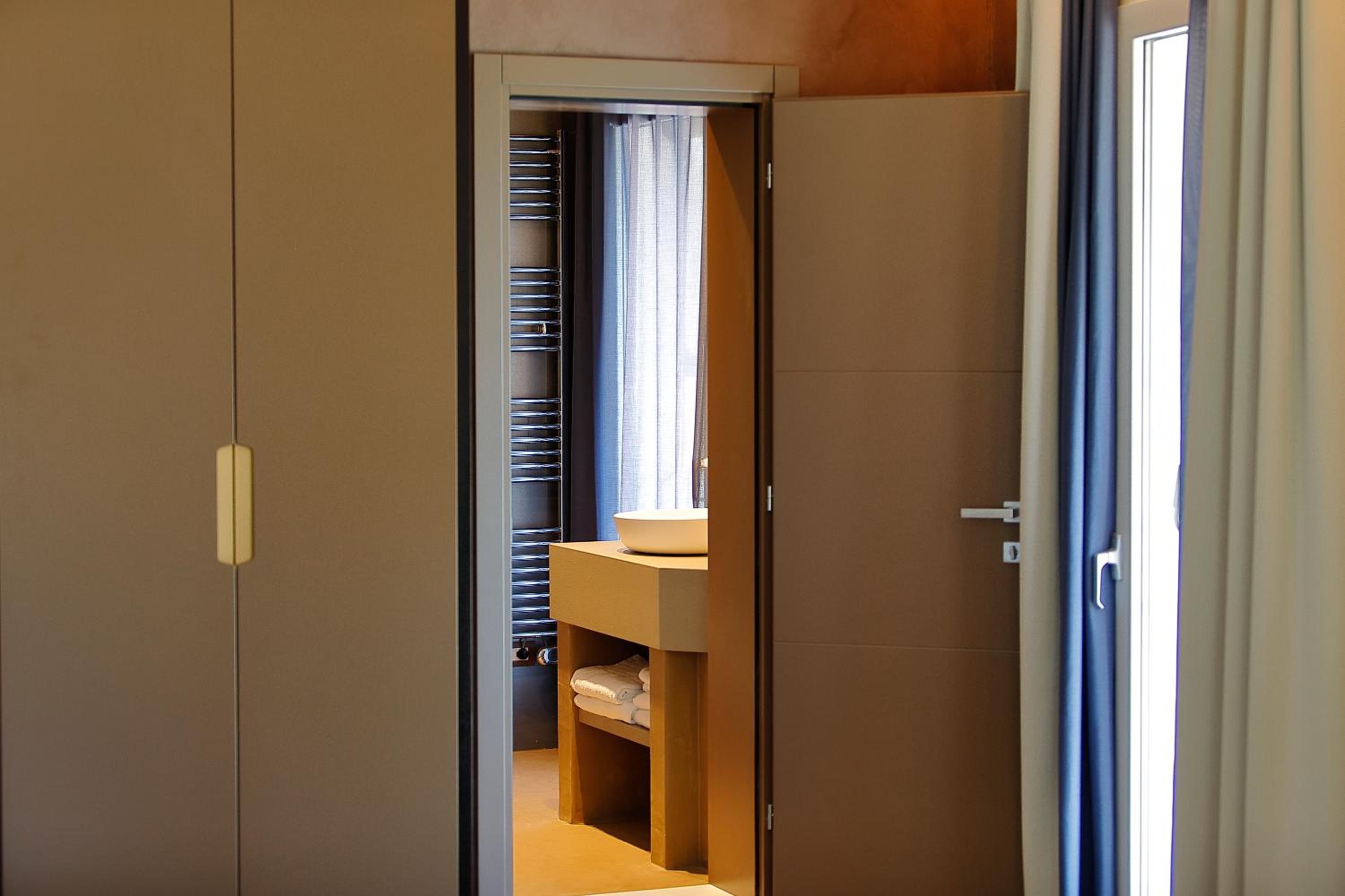 Double Room with Lake View - Photo 23