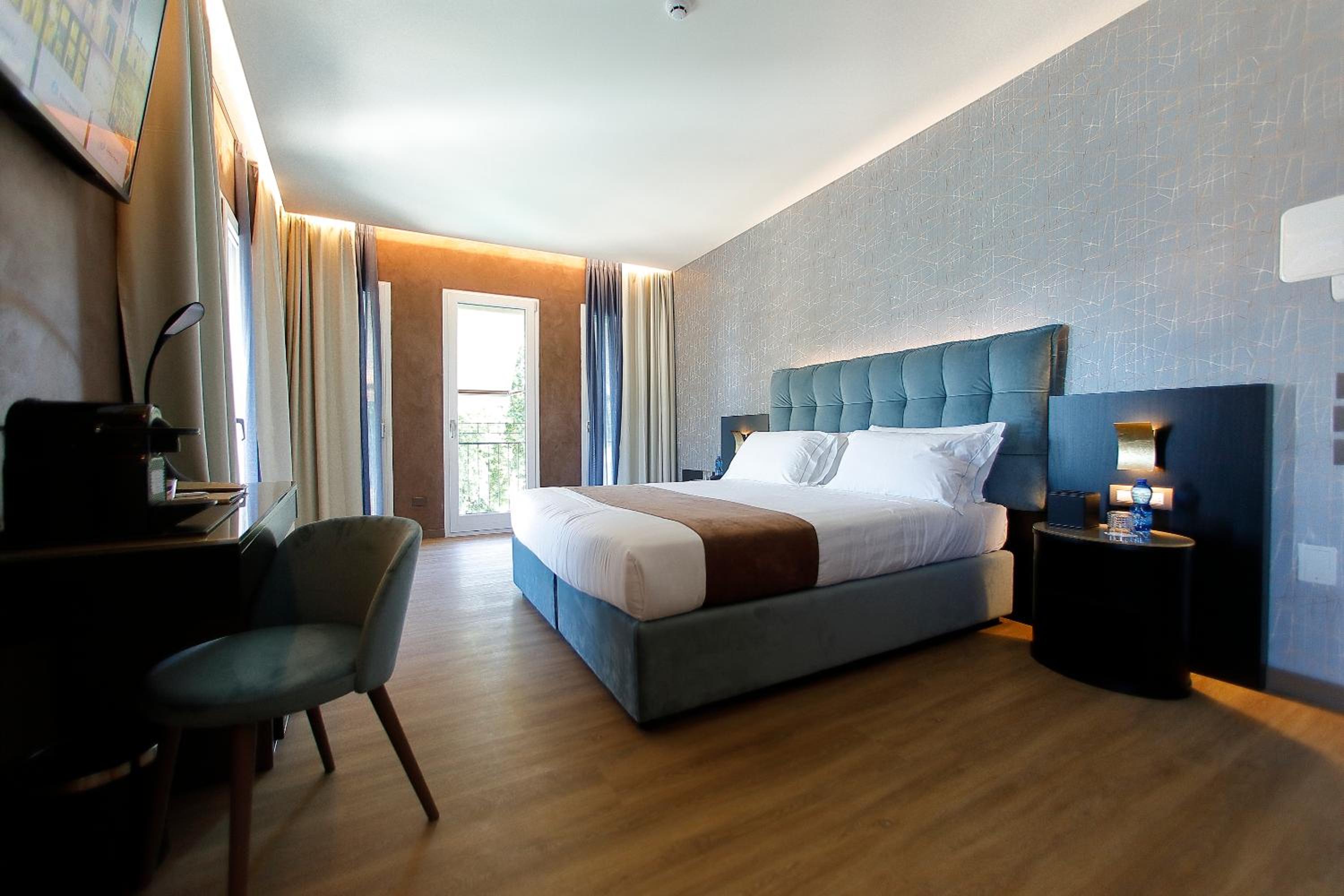 Superior King Room - Photo 5