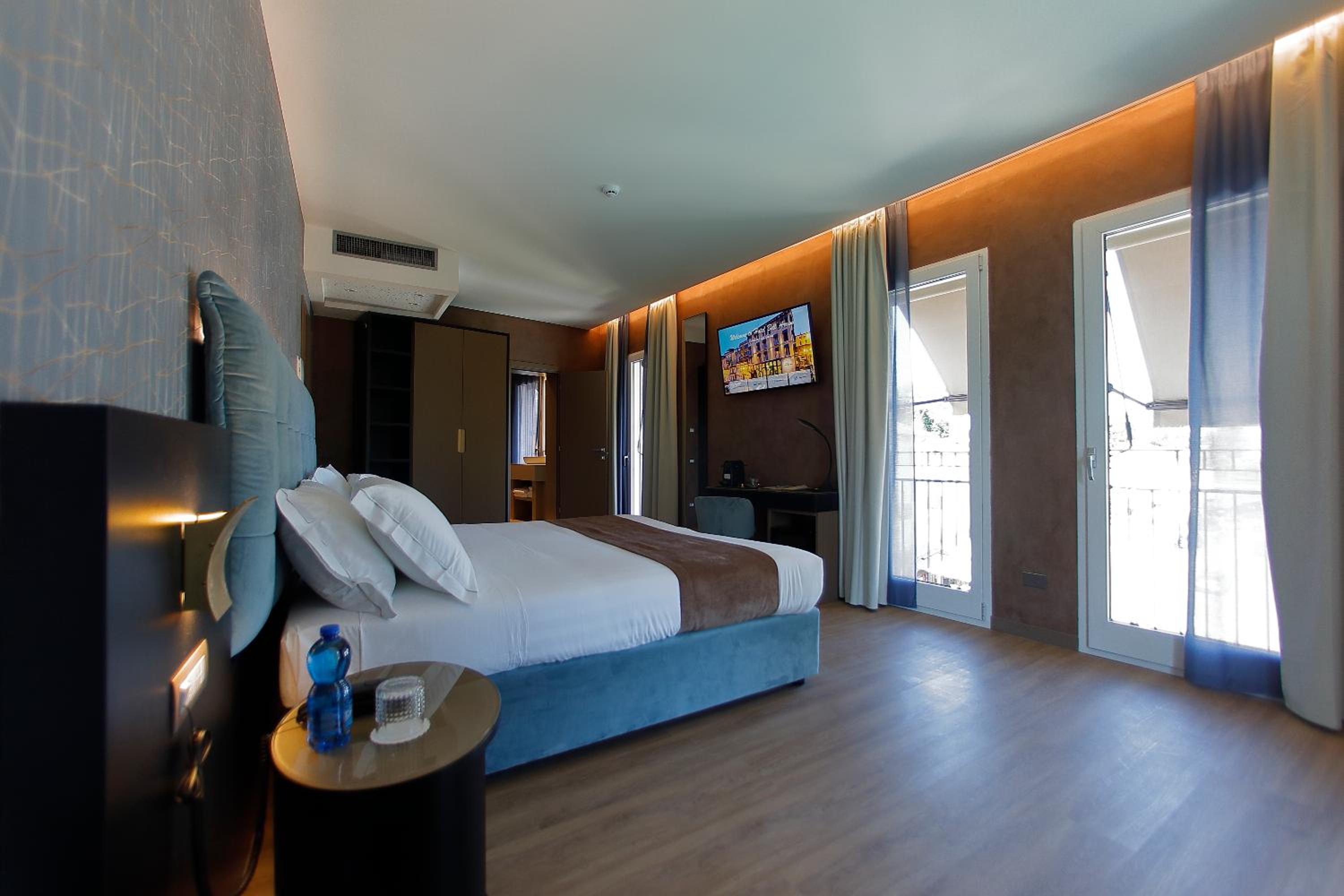 Triple Room with Balcony - Photo 18