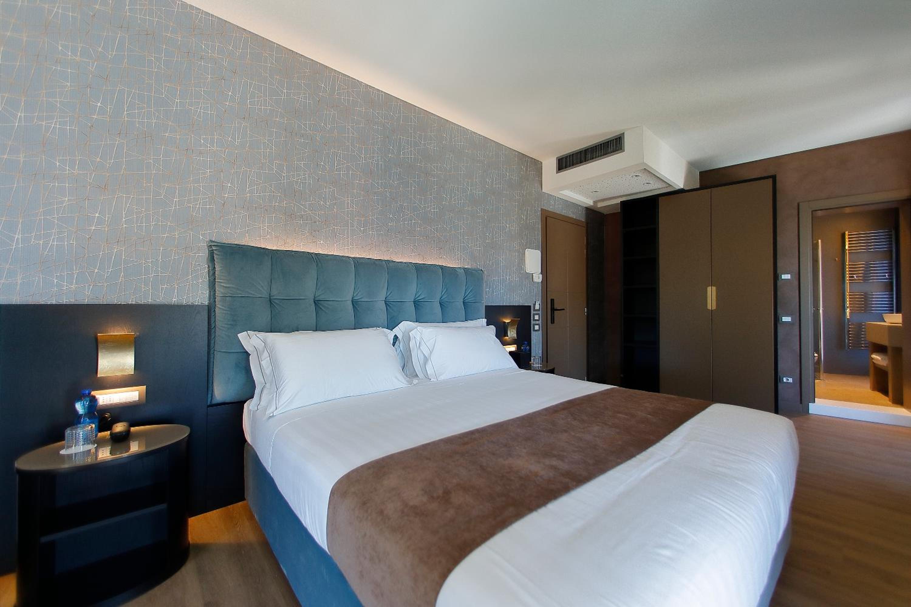 Double Room with Lake View - Photo 4