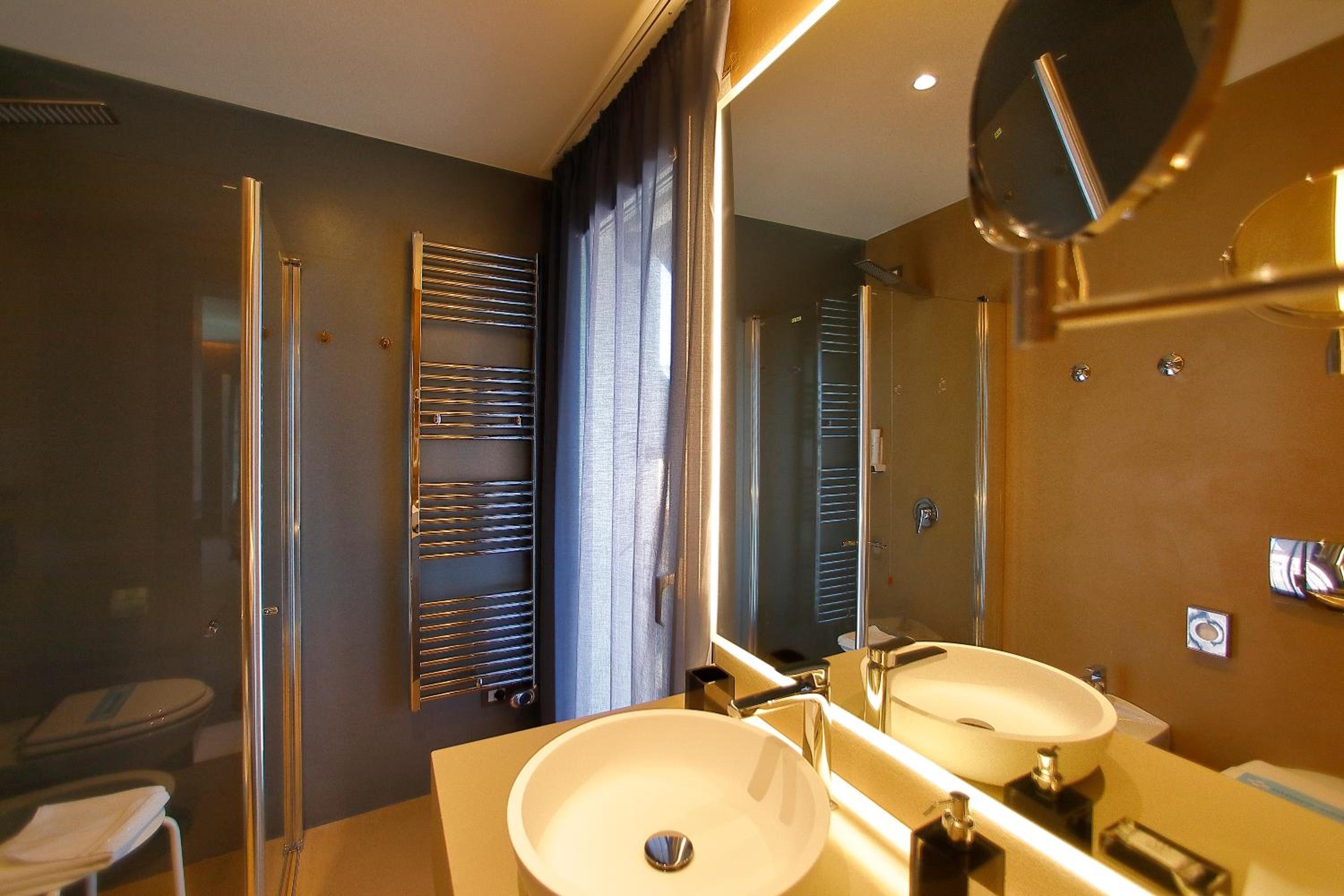 Double Room with Lake View - Photo 18