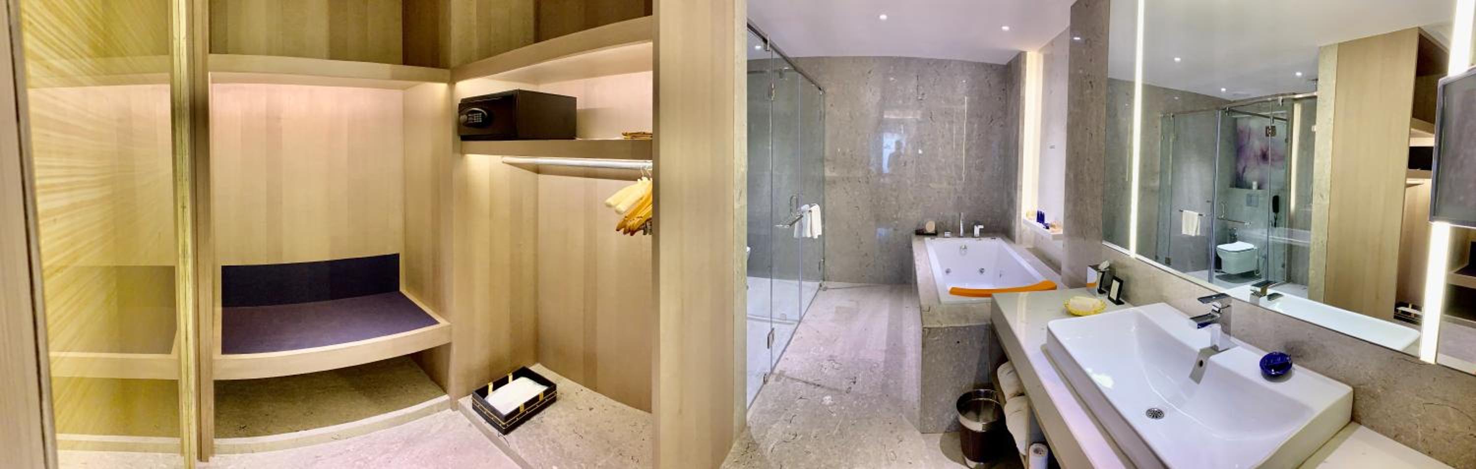 Vivanta Suite City View King Bed - Complimentary 01 way Airport transfer - Photo 3